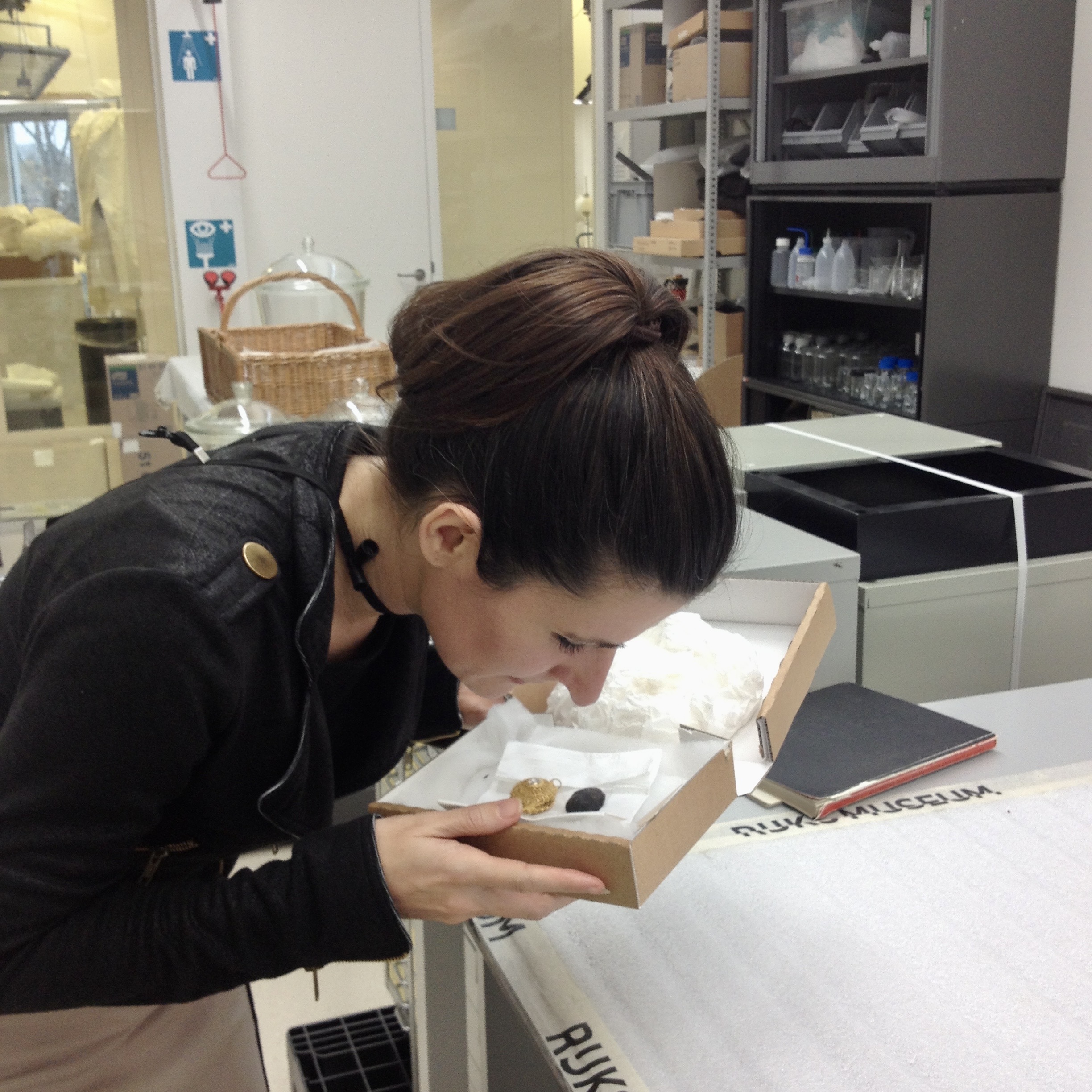 Researcher Caro Verbeek smelling a pomander ©CaroVerbeek