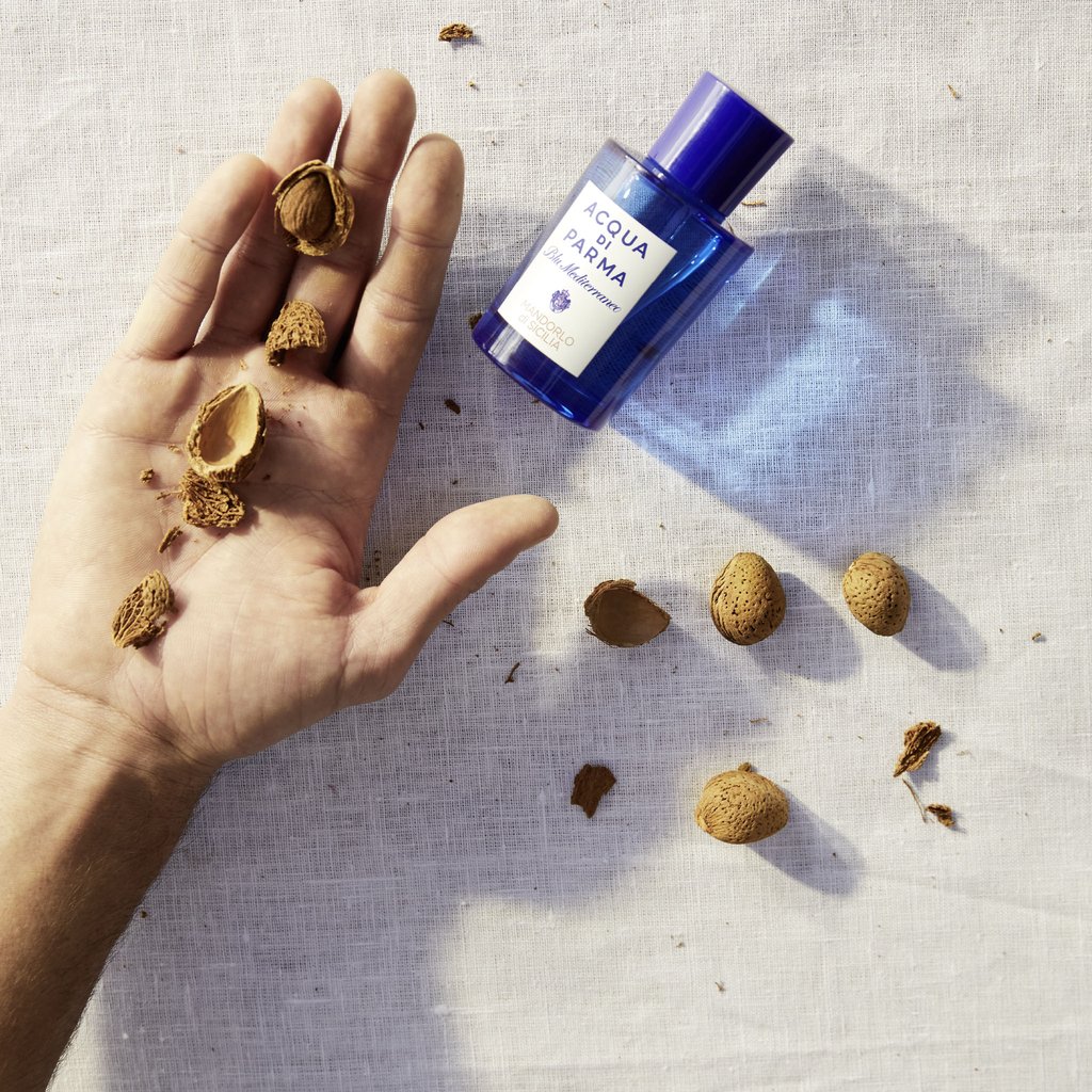 Mandorlo di Sicilia and crushed almond husks