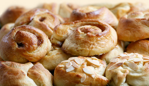 baked goods with cinnamon, cinnamon rolls
