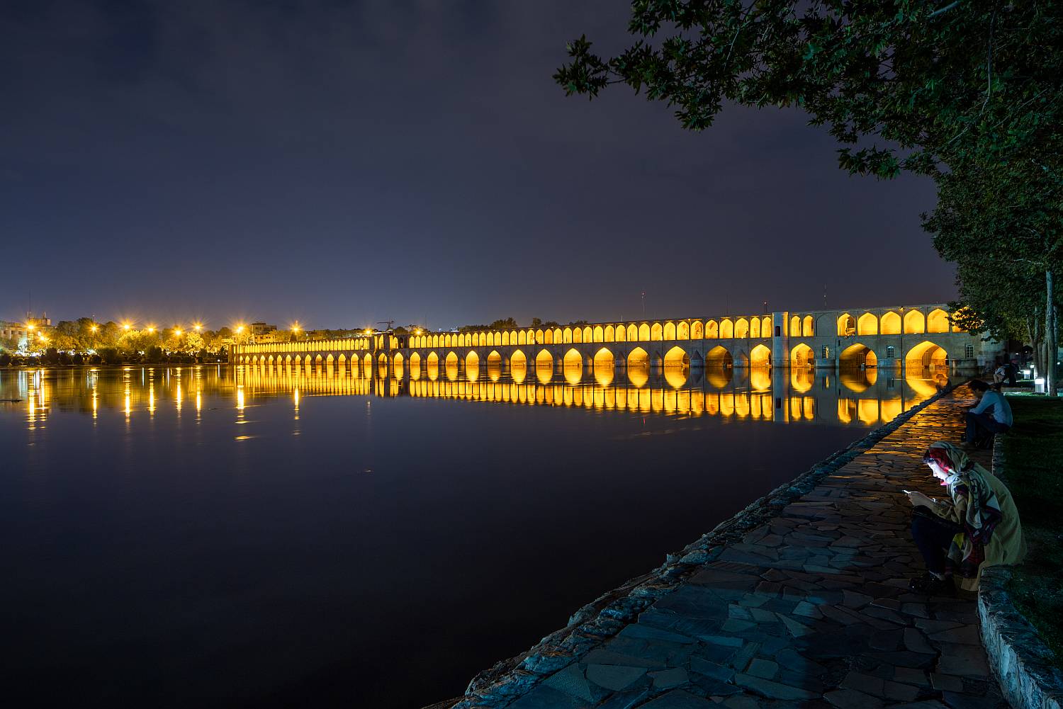 Allakhverdi Khan bridge at night, Isfahan, Wikipedia, free public use