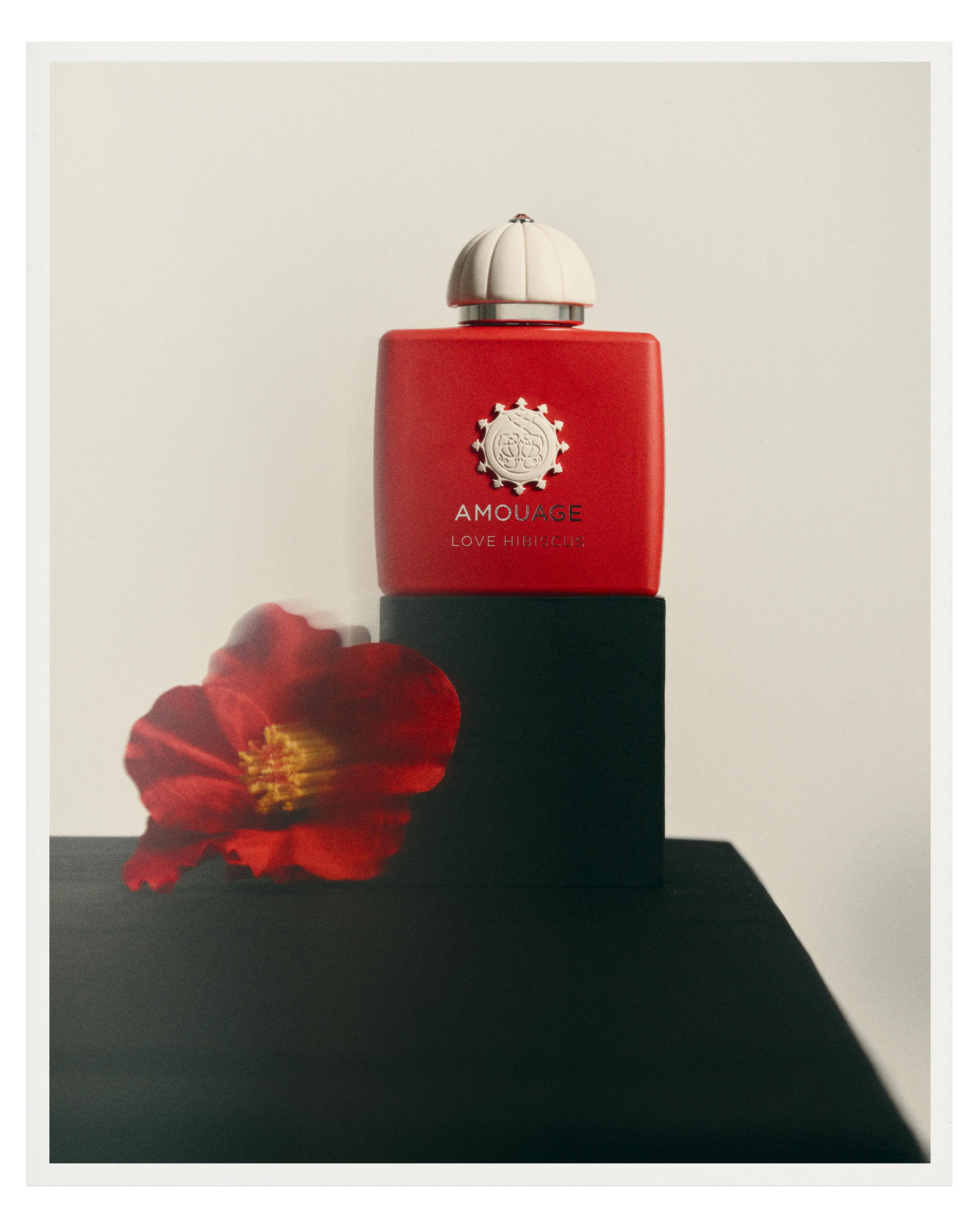 З Love Hibiscus Amouage переосмислює фруктовий регістр ~ Огляд