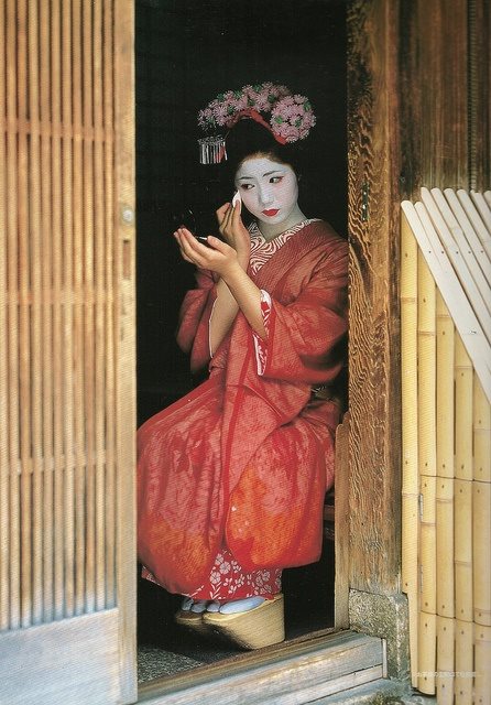 geisha powdering her face