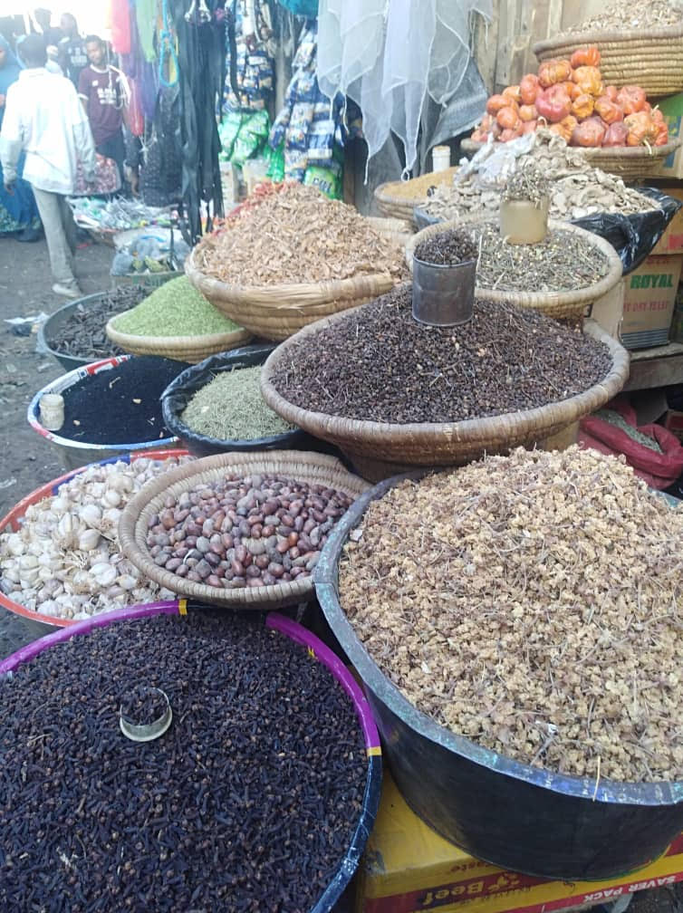 Koření na prodej na kořeněném trhu v Kano