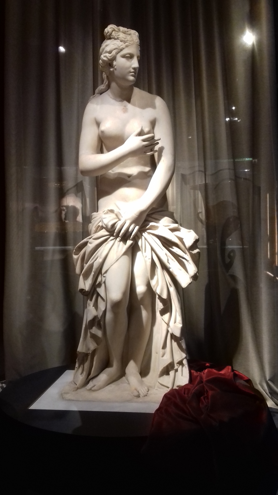 aphrodite statue national archaeological museum athens greece