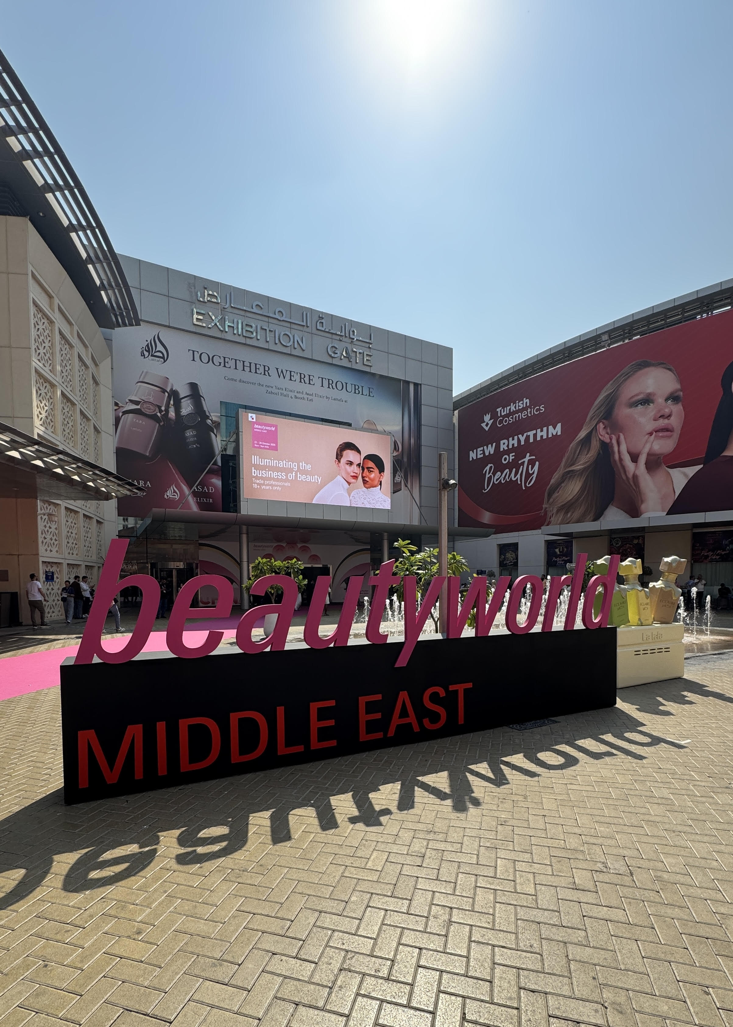 Exteriér veletrhu Beautyworld Middle East 2025 s logem akce a zářícím sluncem