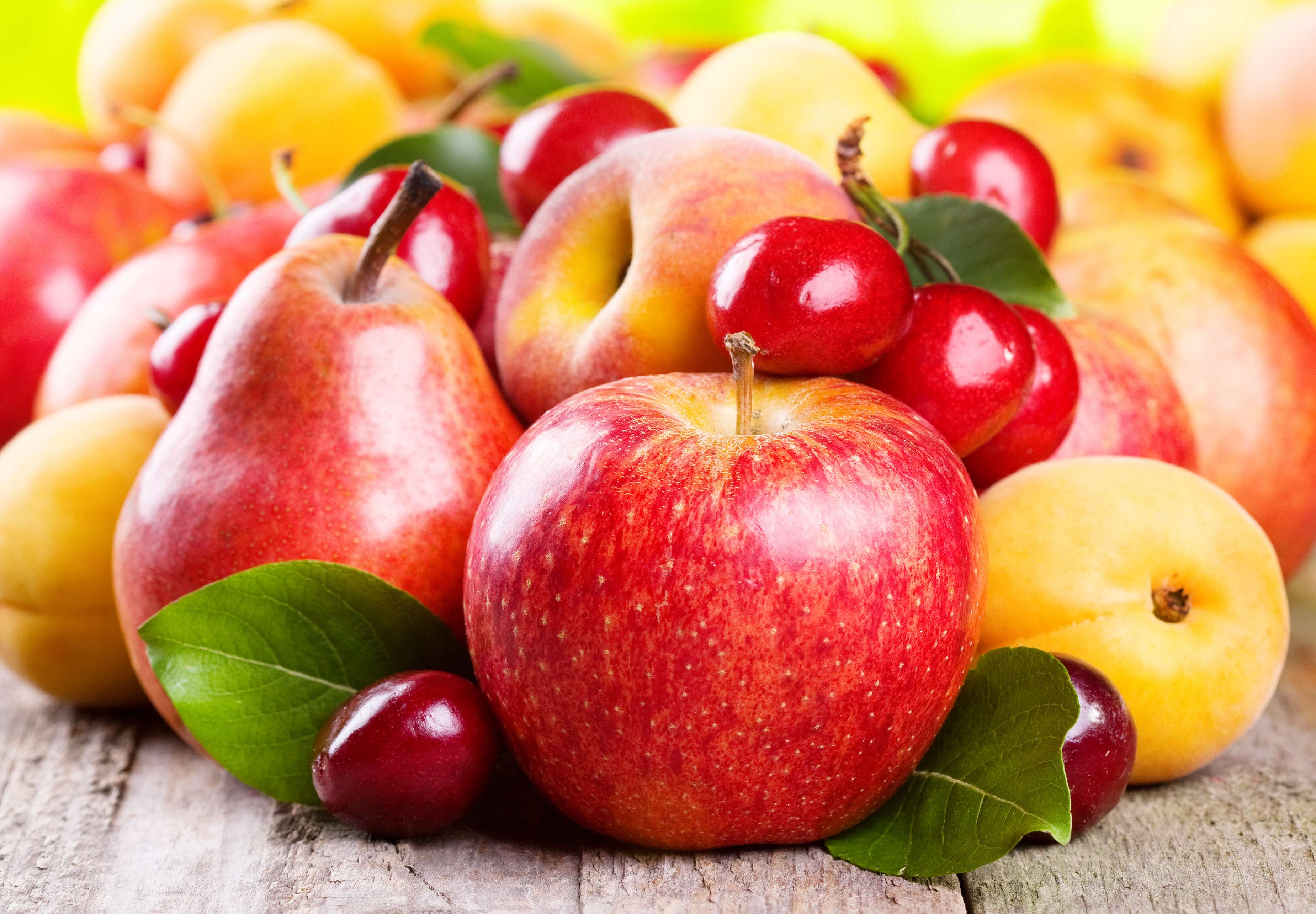 Яблоко плодовый. Груша, яблоня, вишня, персик. Яблоки и груши. Фрукты и ягоды. Красивые фрукты.