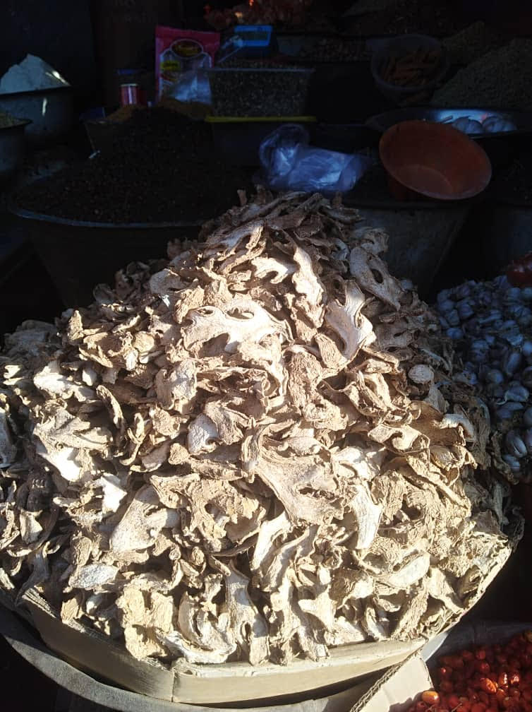 Sušený kořen zázvoru na trhu v Kano