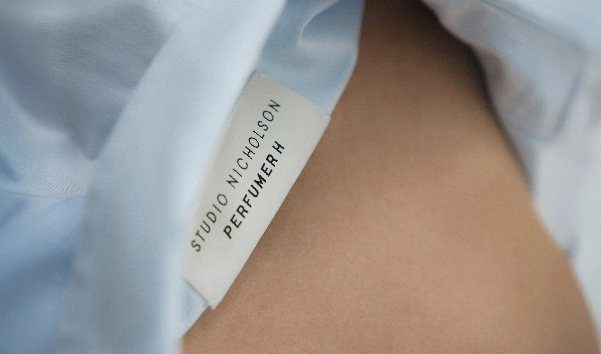 Reklamní vizuál Perfumer H x Studio Nicholson