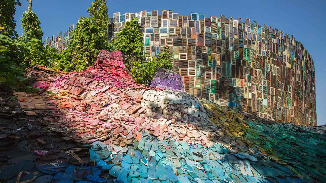 Арт-инсталляция "5000 потерянных подошв"