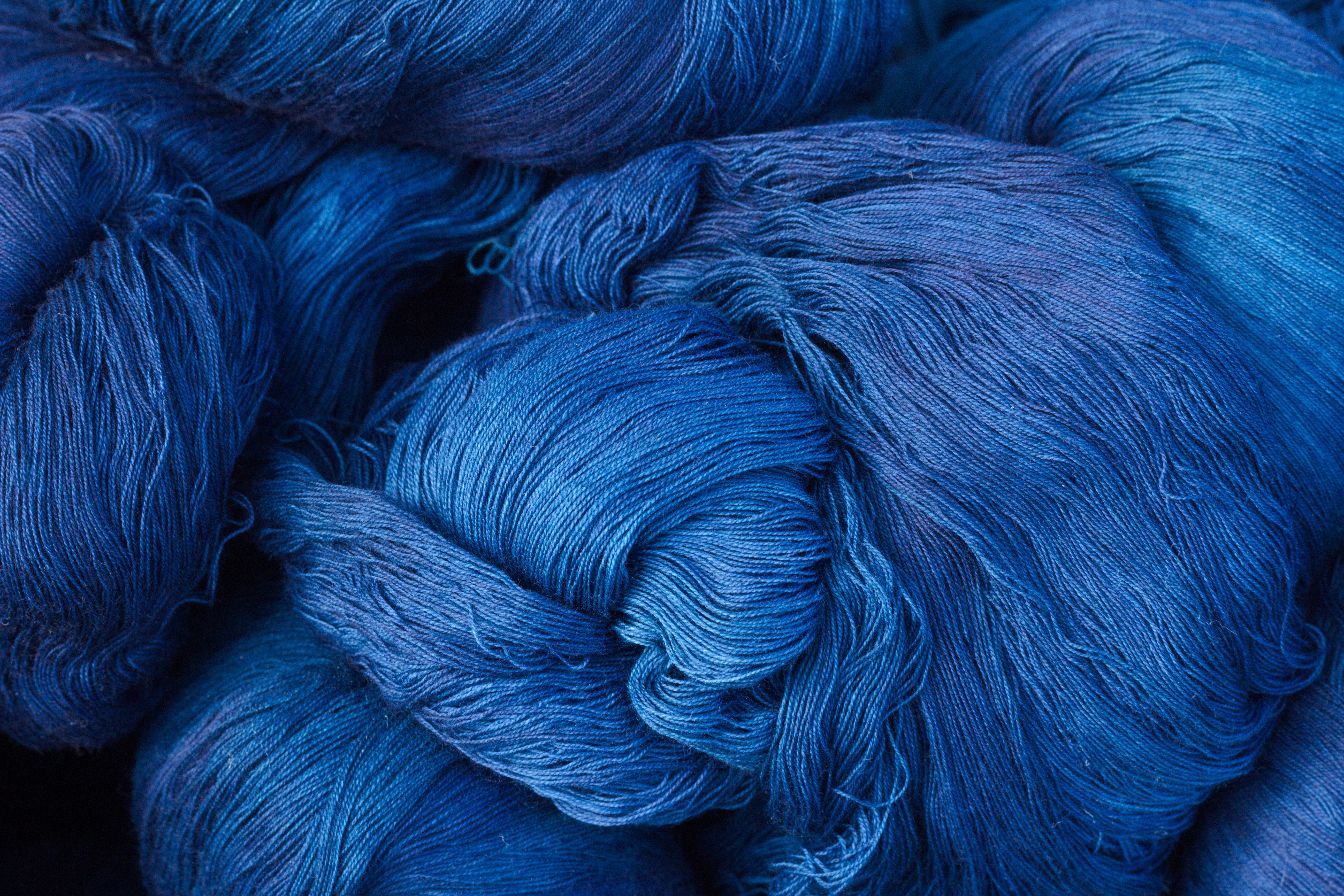 Синий цвет пряжи. Шерсть индиго цвет. Синий индиго в Японии. Dyeing Denim Yarn. Indigo Denim Yarn Ltd 2/6,5.