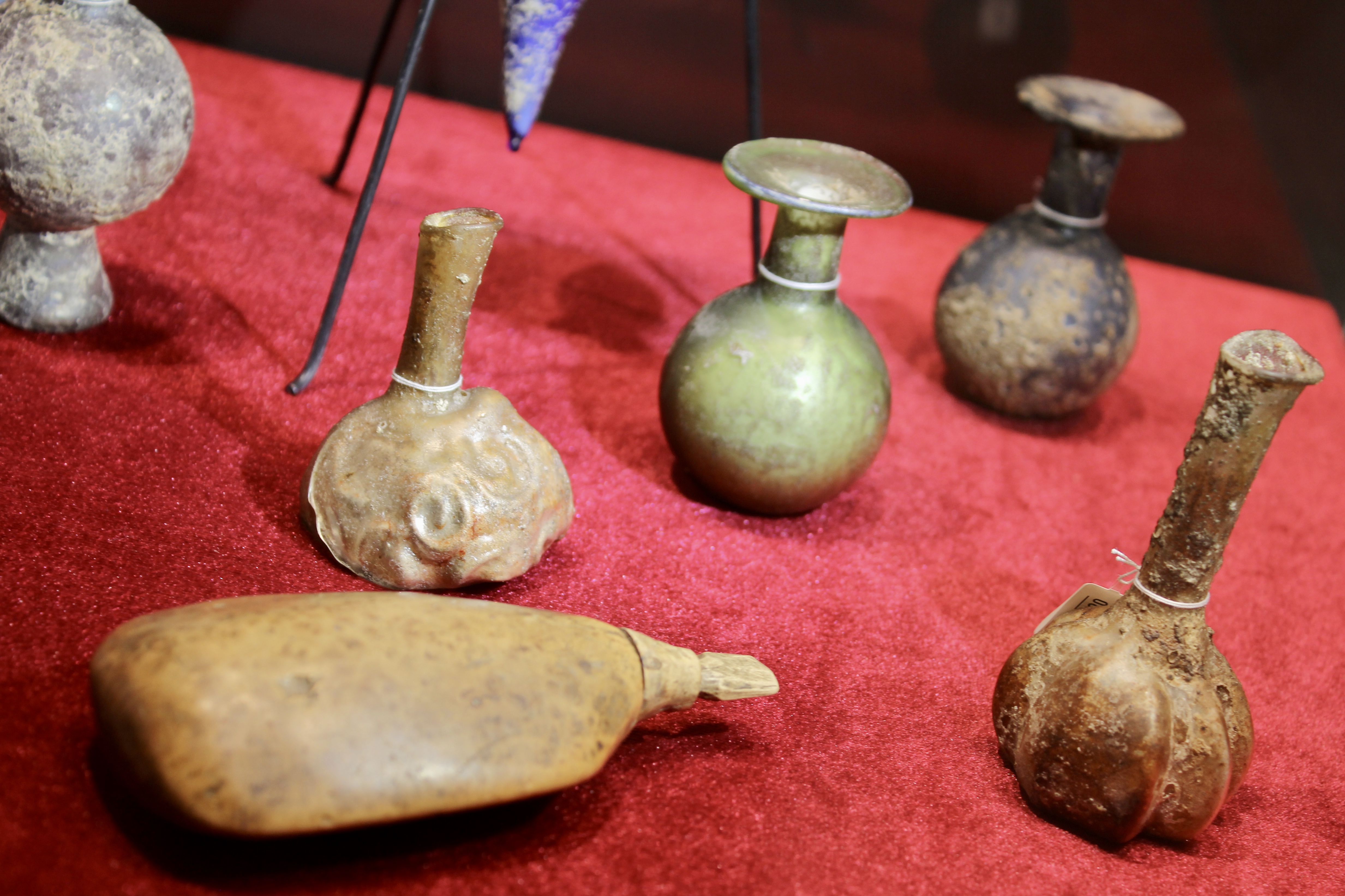 Bottles made from goat’s stomach doesn't take air from outside so oil inside could be stored for a years. 