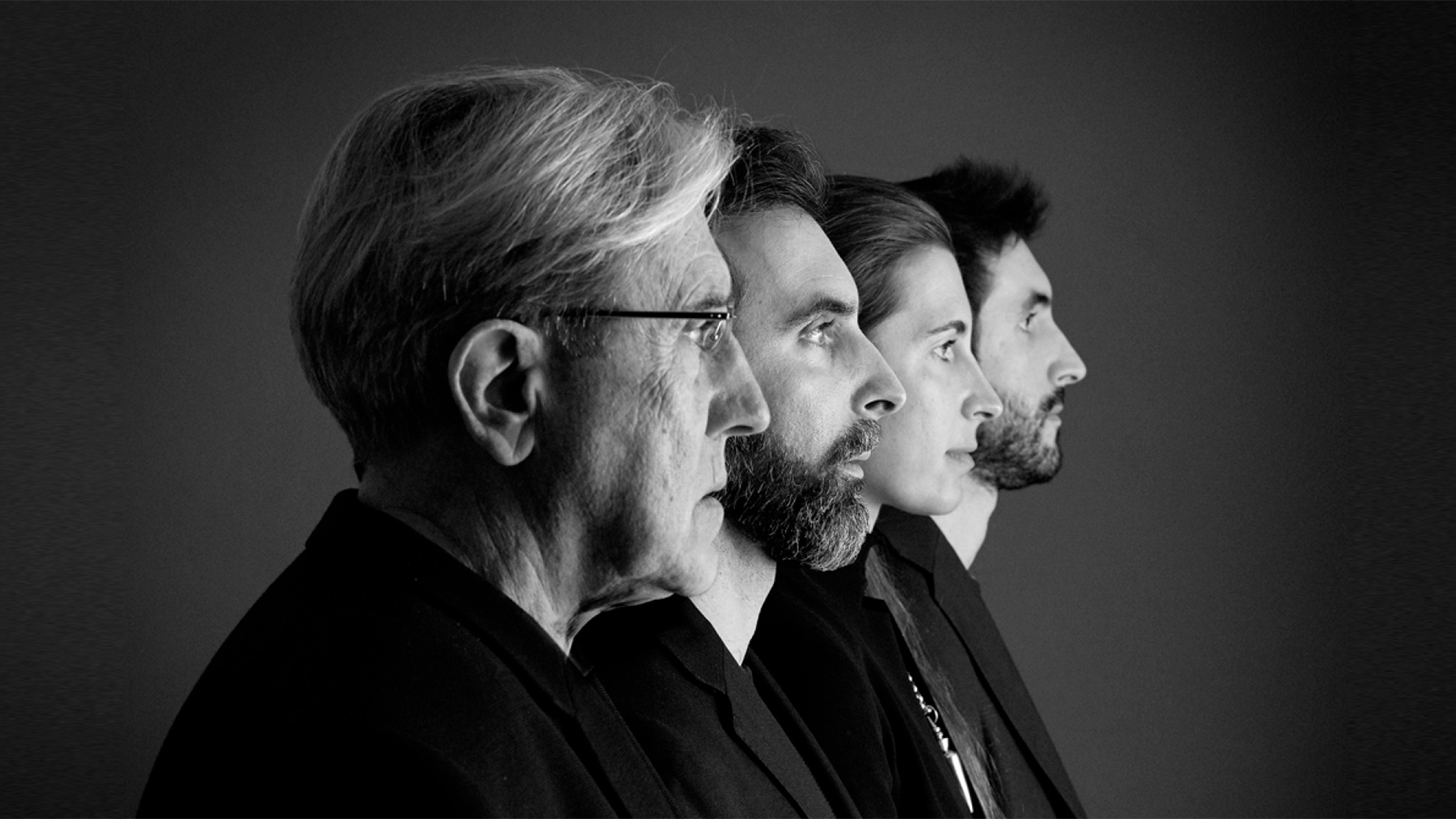 rodina Monegal v profilu, černobílá fotografie