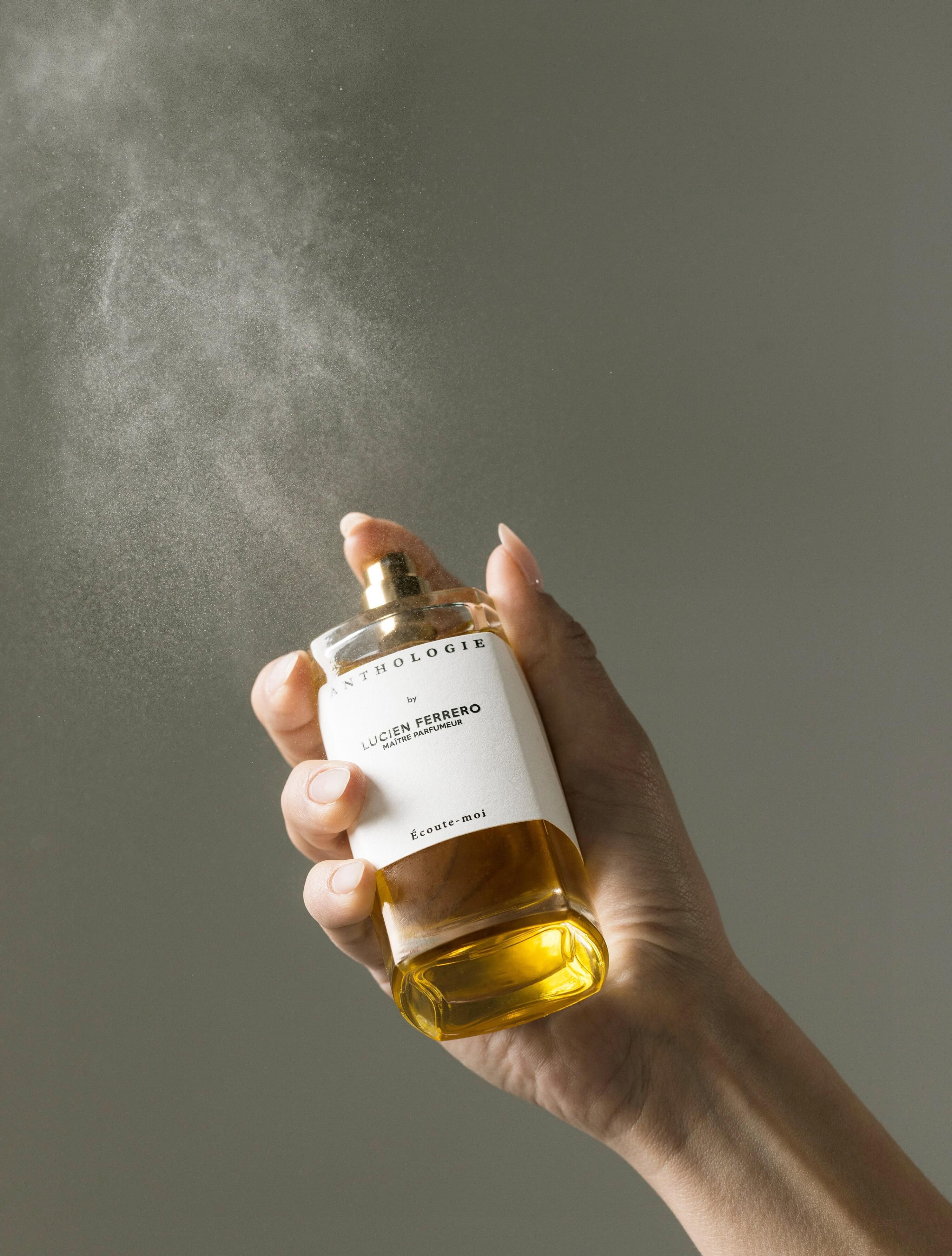 Lucien Ferrero Anthologie 香水(ユニセックス) Écoute-Moi Anthologie：Lucien Ferreroは私たちに耳を澄ませるよう