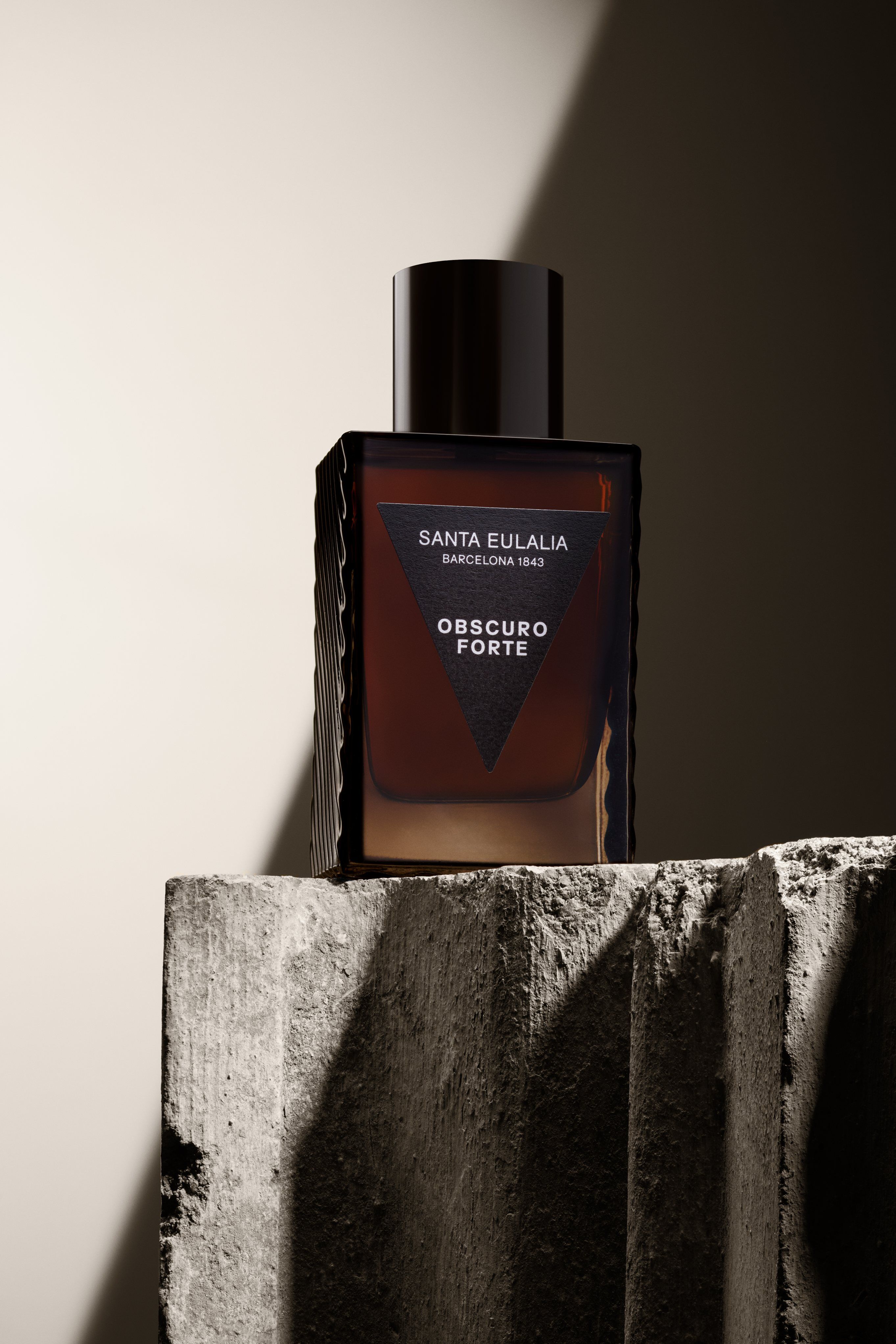 Obscuro Forte na kamenném soklu