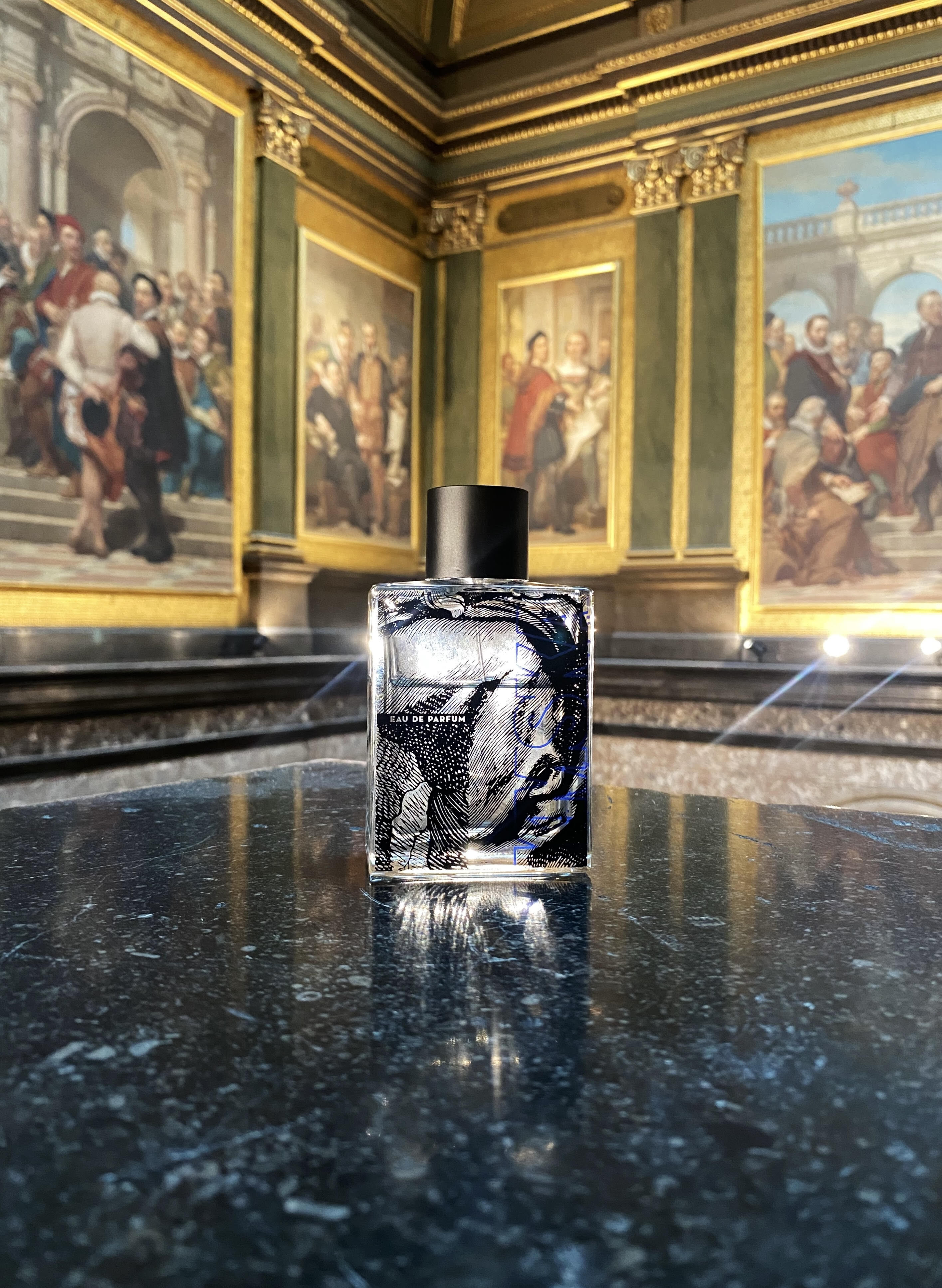 KMSKA parfum in een museumzaal