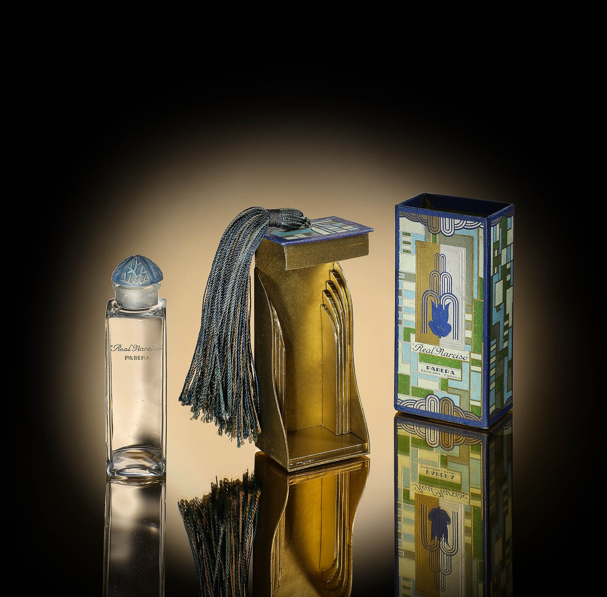An orange-shaped perfume bottle presentation from Marcy.