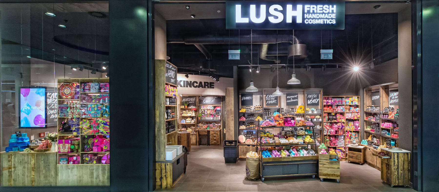 Lushの店舗正面