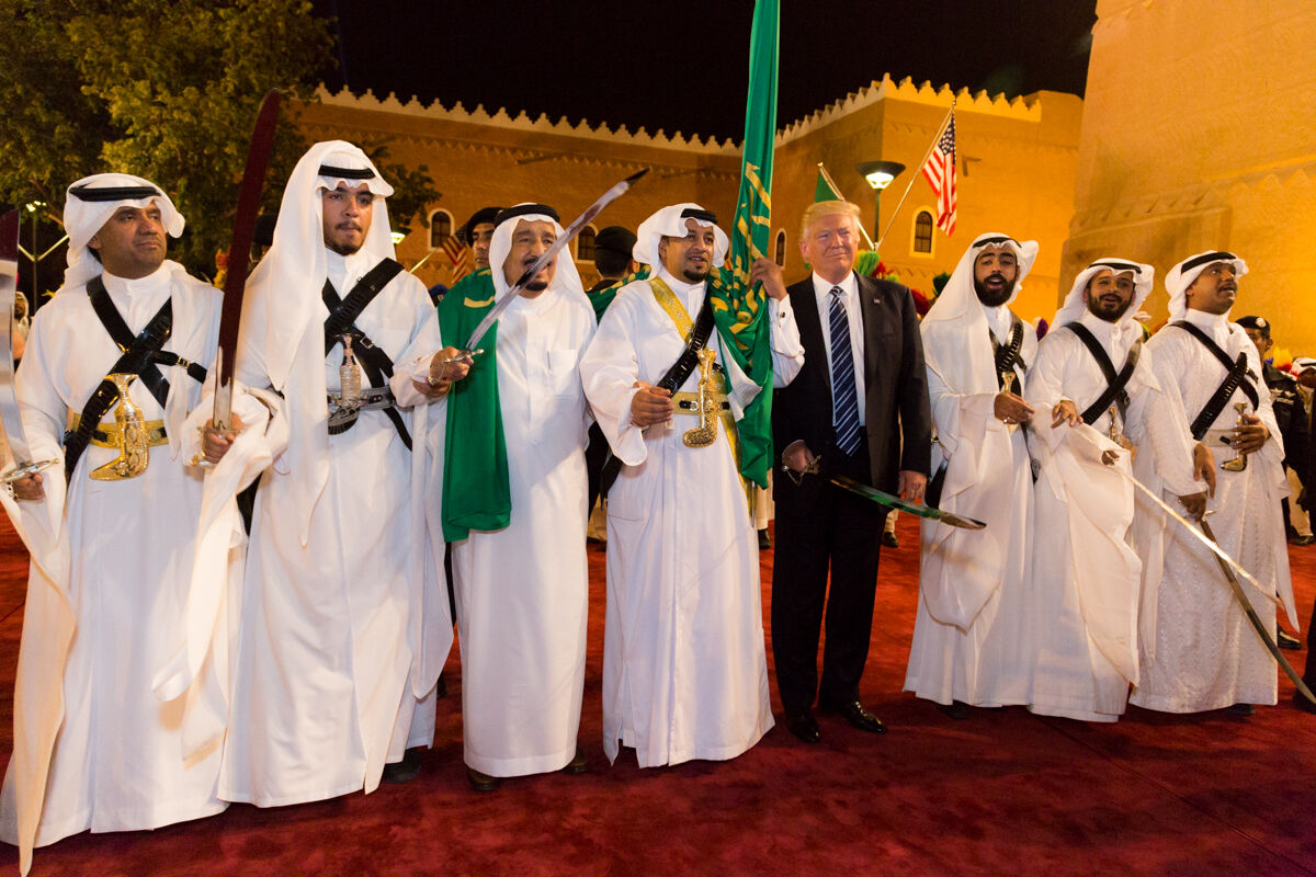 donald trump and Kig Abdulla in saudi arabia