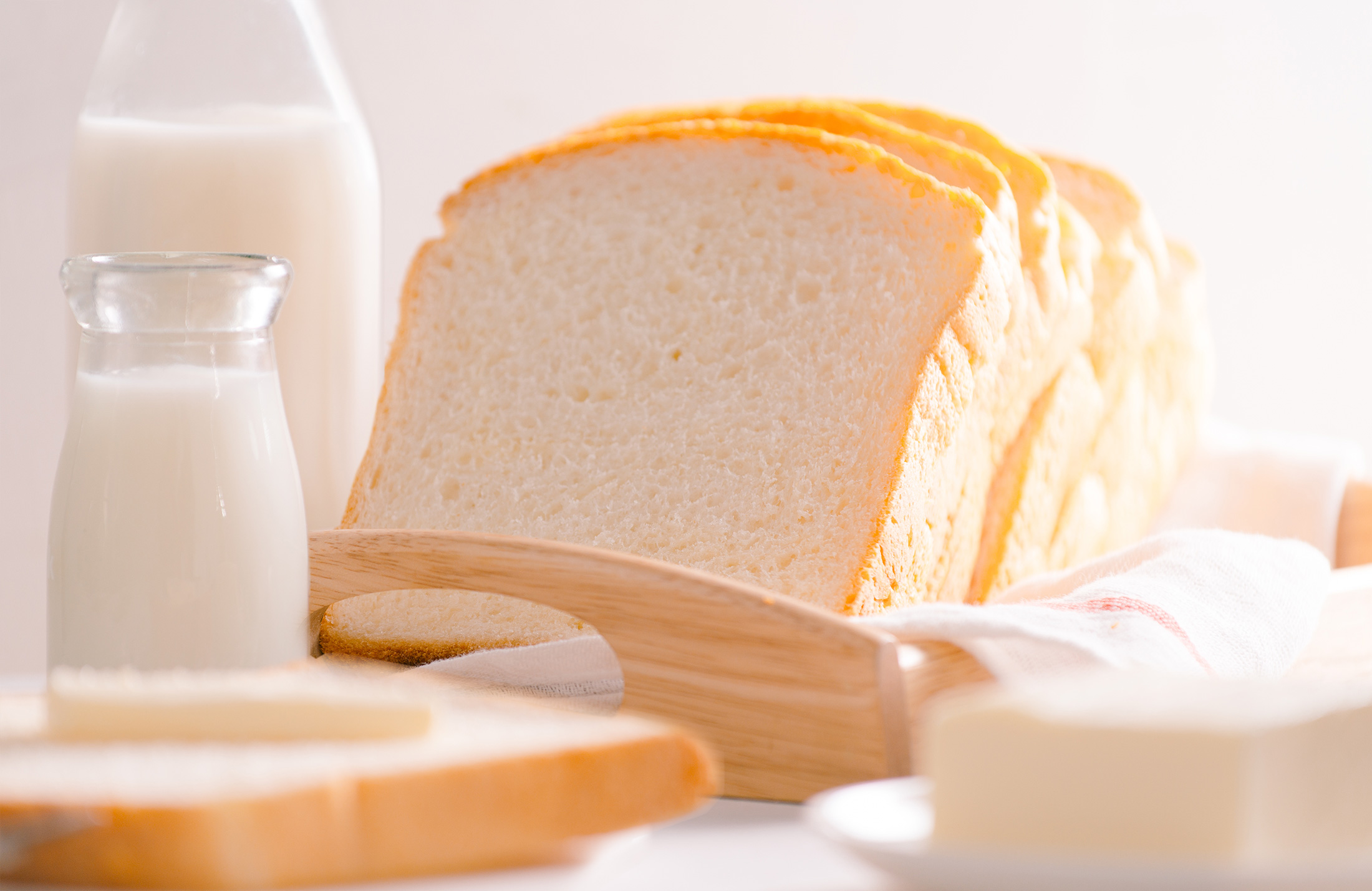 Белый хлеб с молоком рецепт. Белый хлеб. Белый хлеб с молоком. Хлеб на молоке. Белый хлеб с маслом и сахаром.