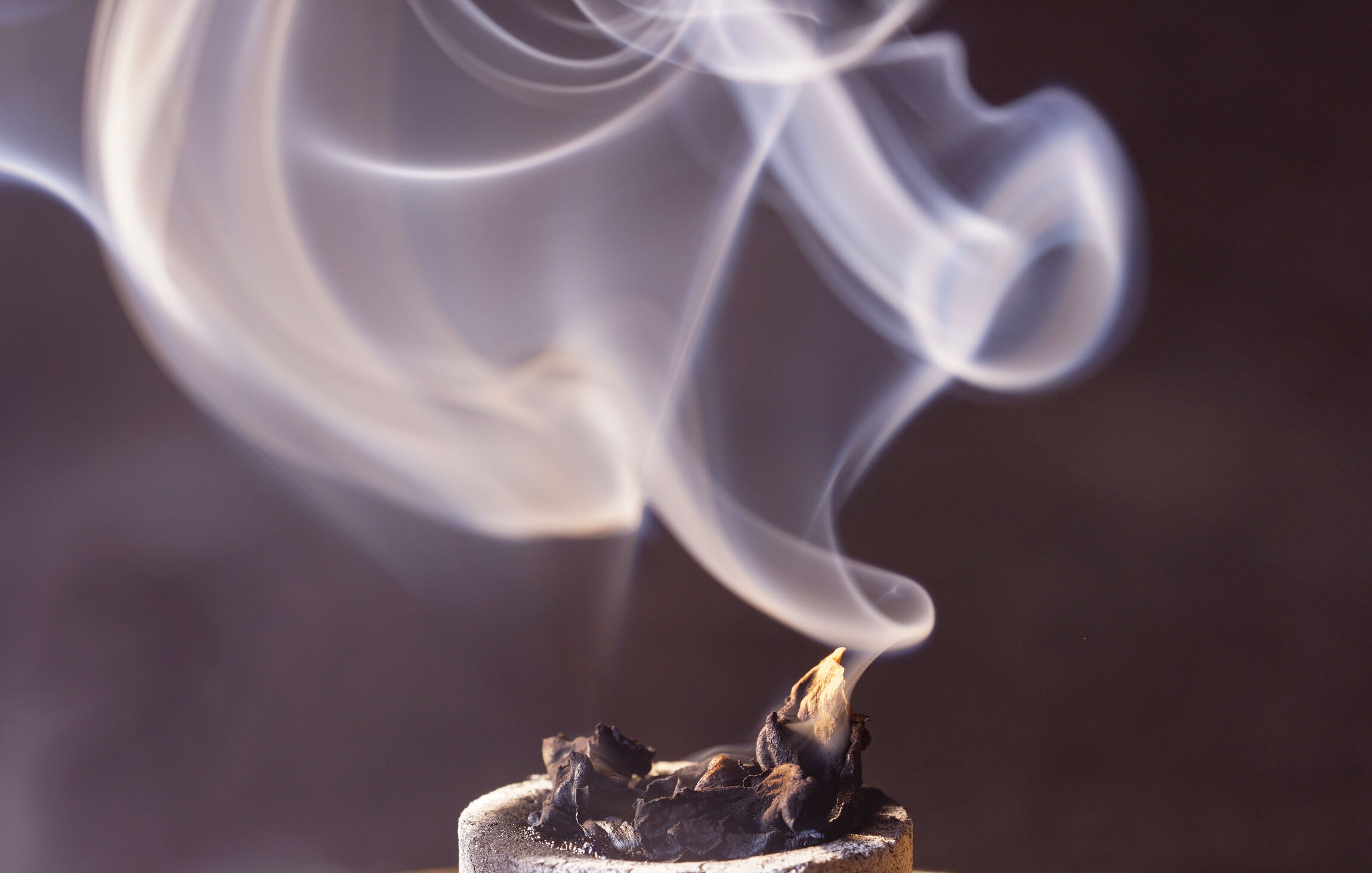 Bakhoor smoke