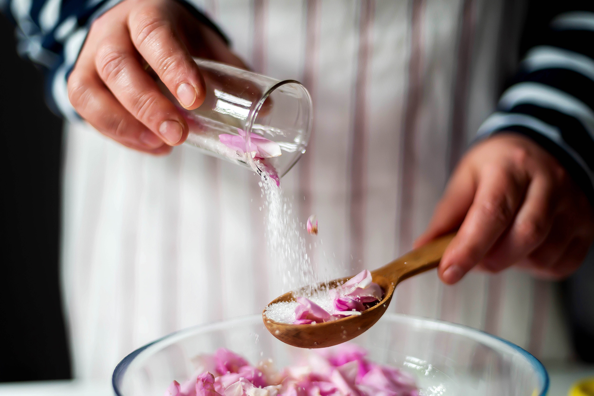 ローズジャムの準備。