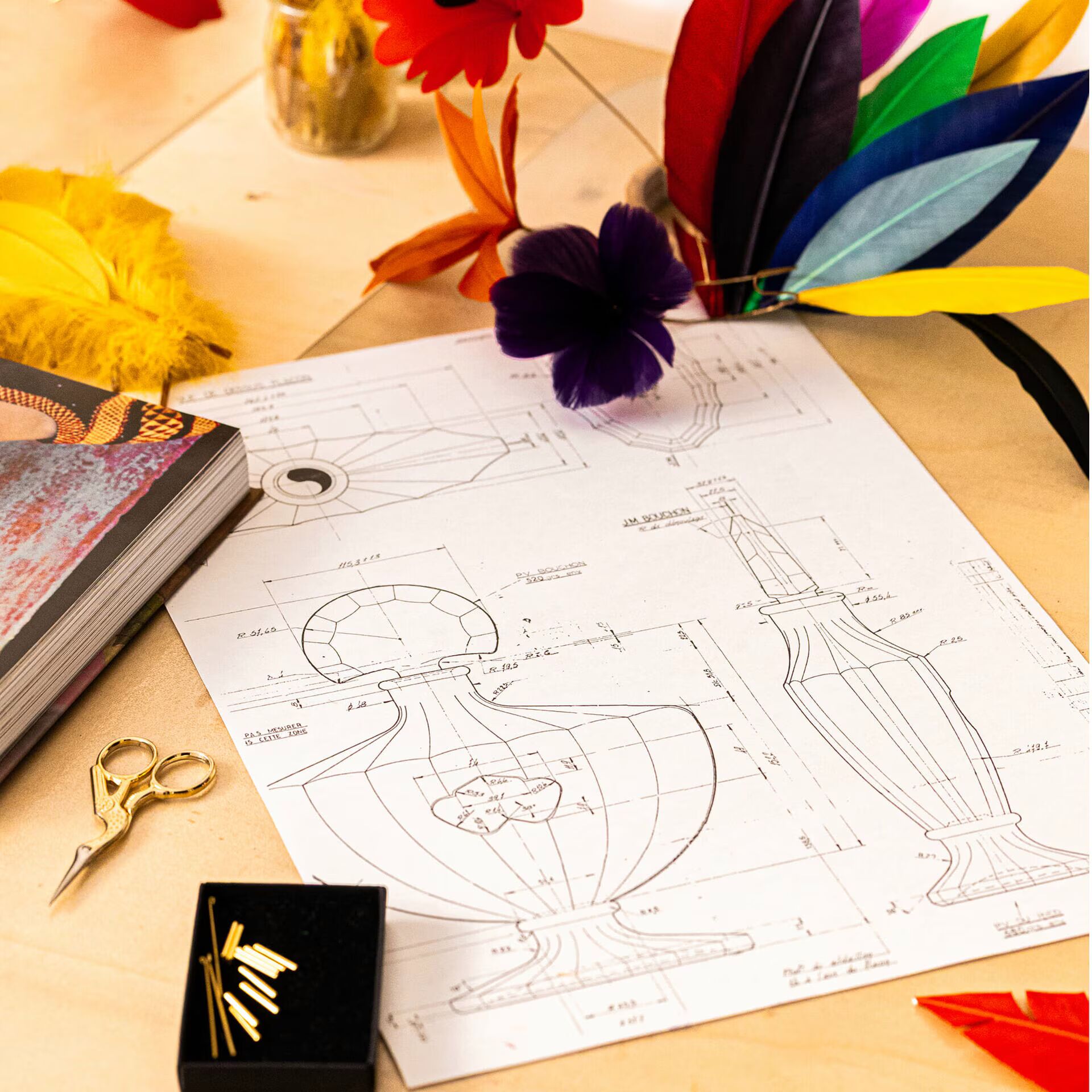 Kombinace peří a květin na flakonu Shalimar 100th Anniversary