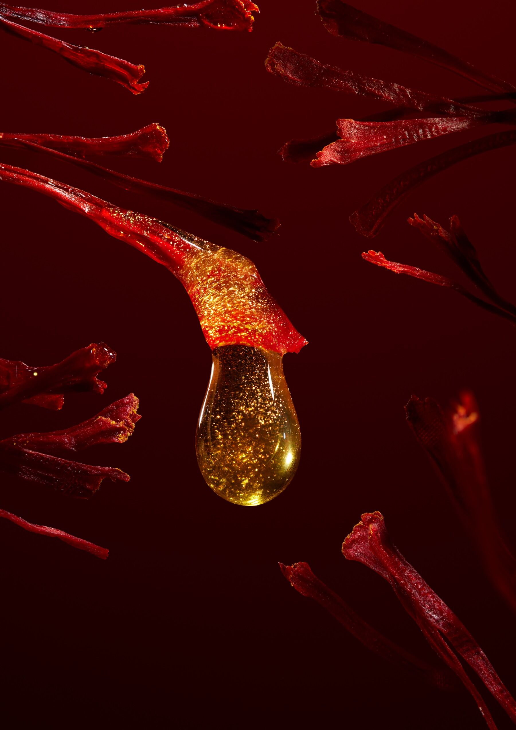 Vlákna šafránu stékající třpytivou tekutinou