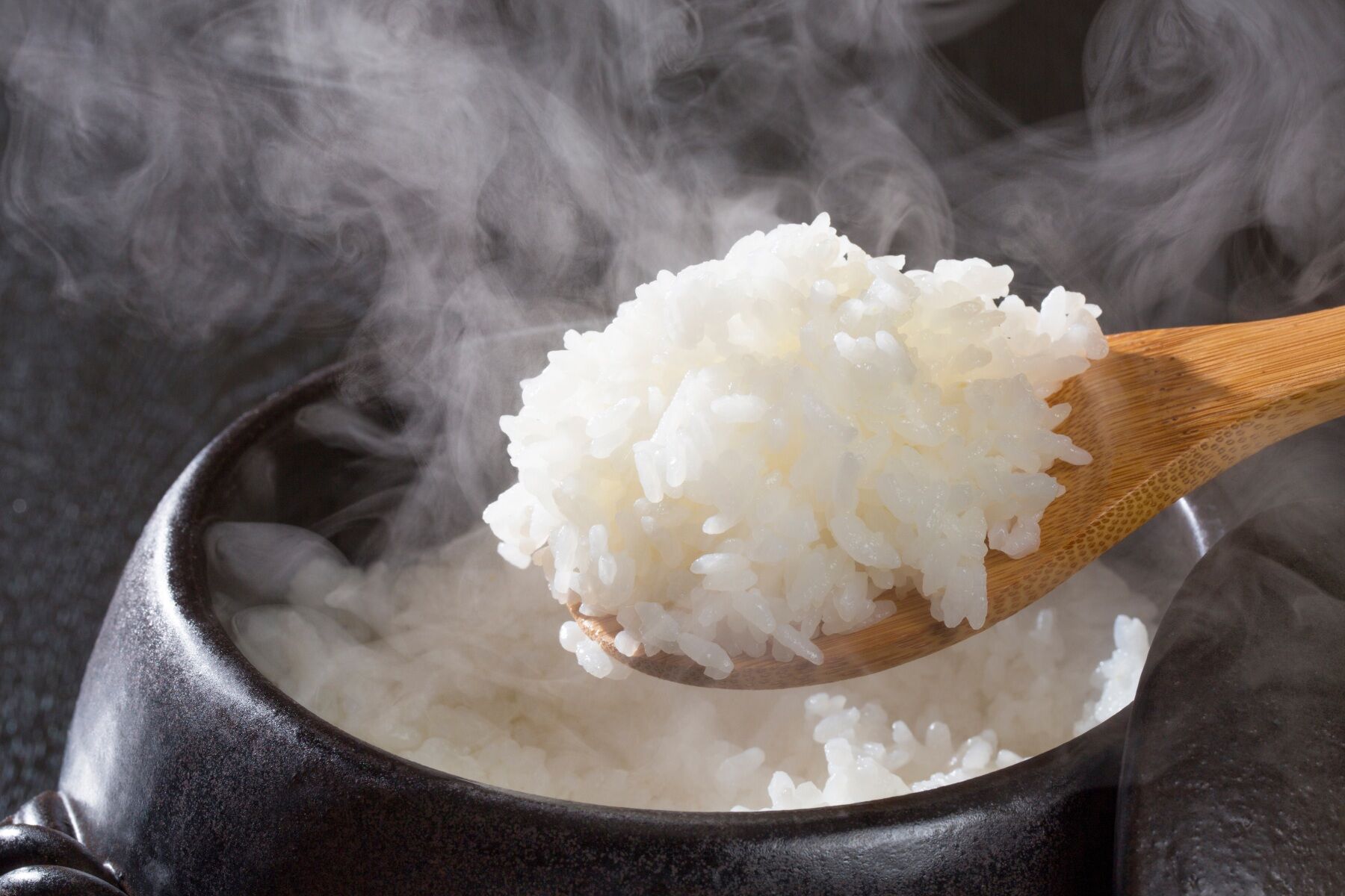 Steaming rice in a bowl