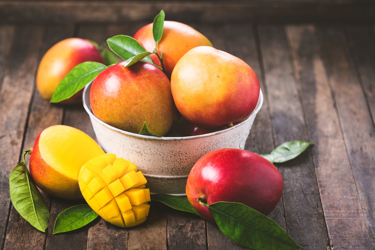 A bowl of mangoes