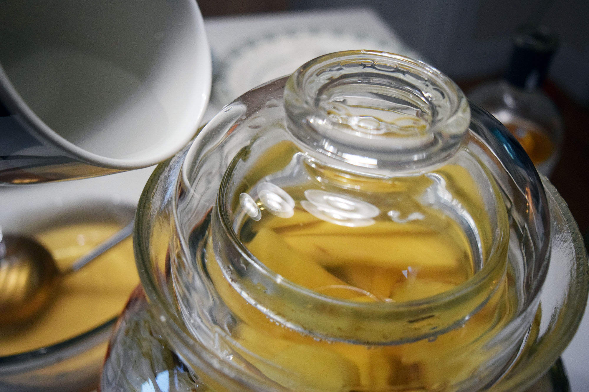 Putting water at the rim of the pickle jar.