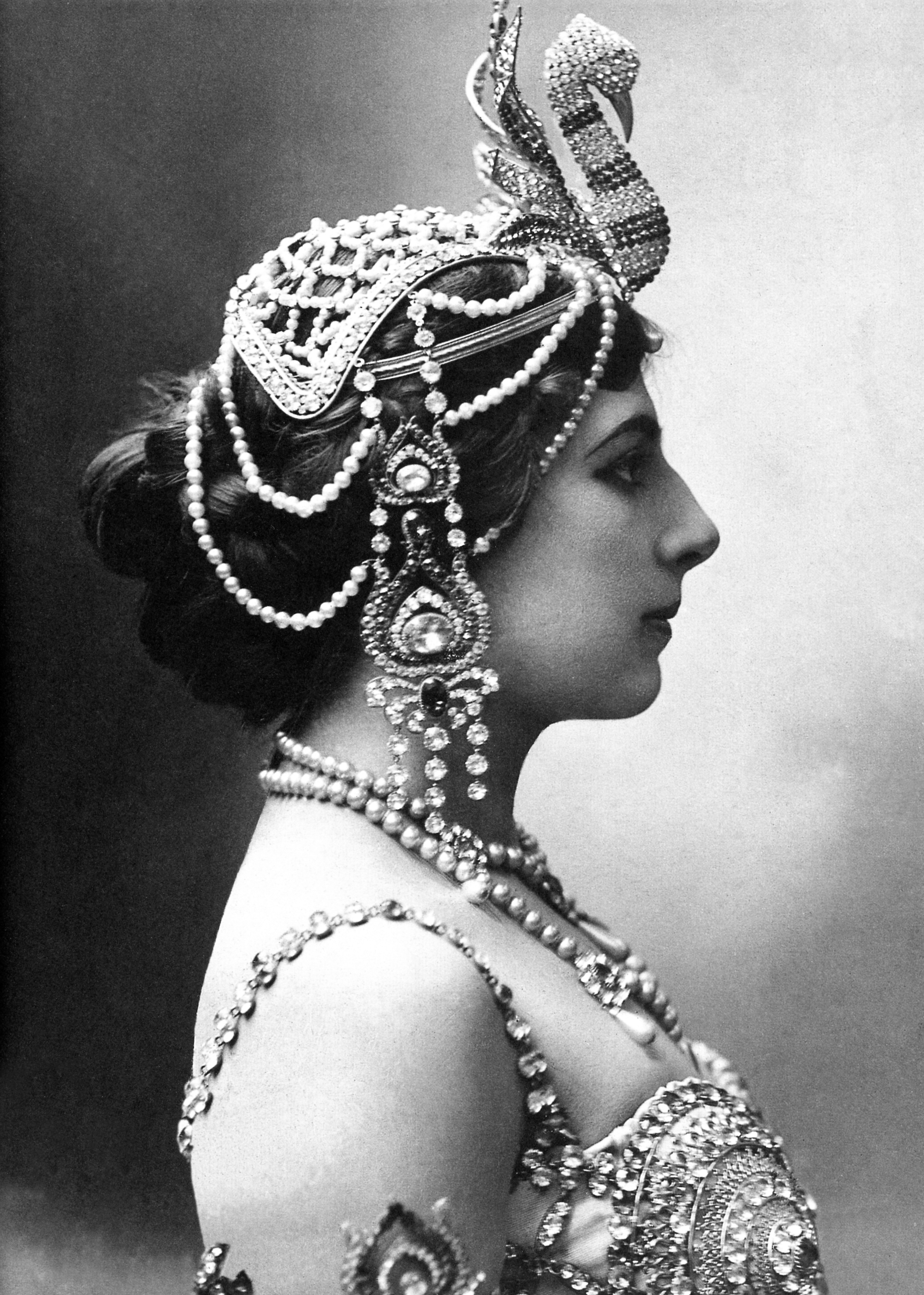The Scent of Mata Hari: 1876 Histoires de Parfums ~ 1001 Past Tales
