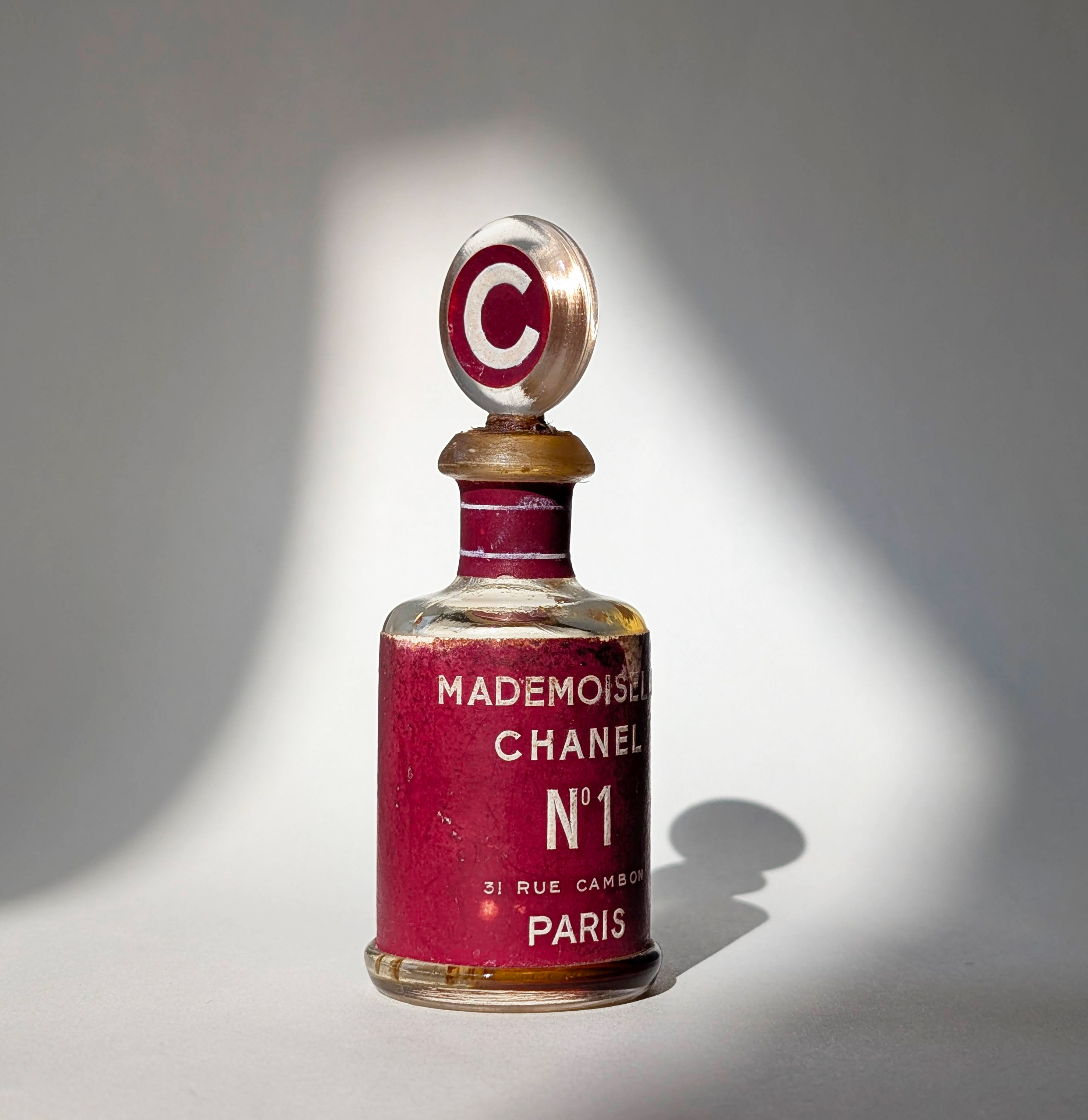 Chanelの謎 4：赤いラベルのボトル ~ コラム