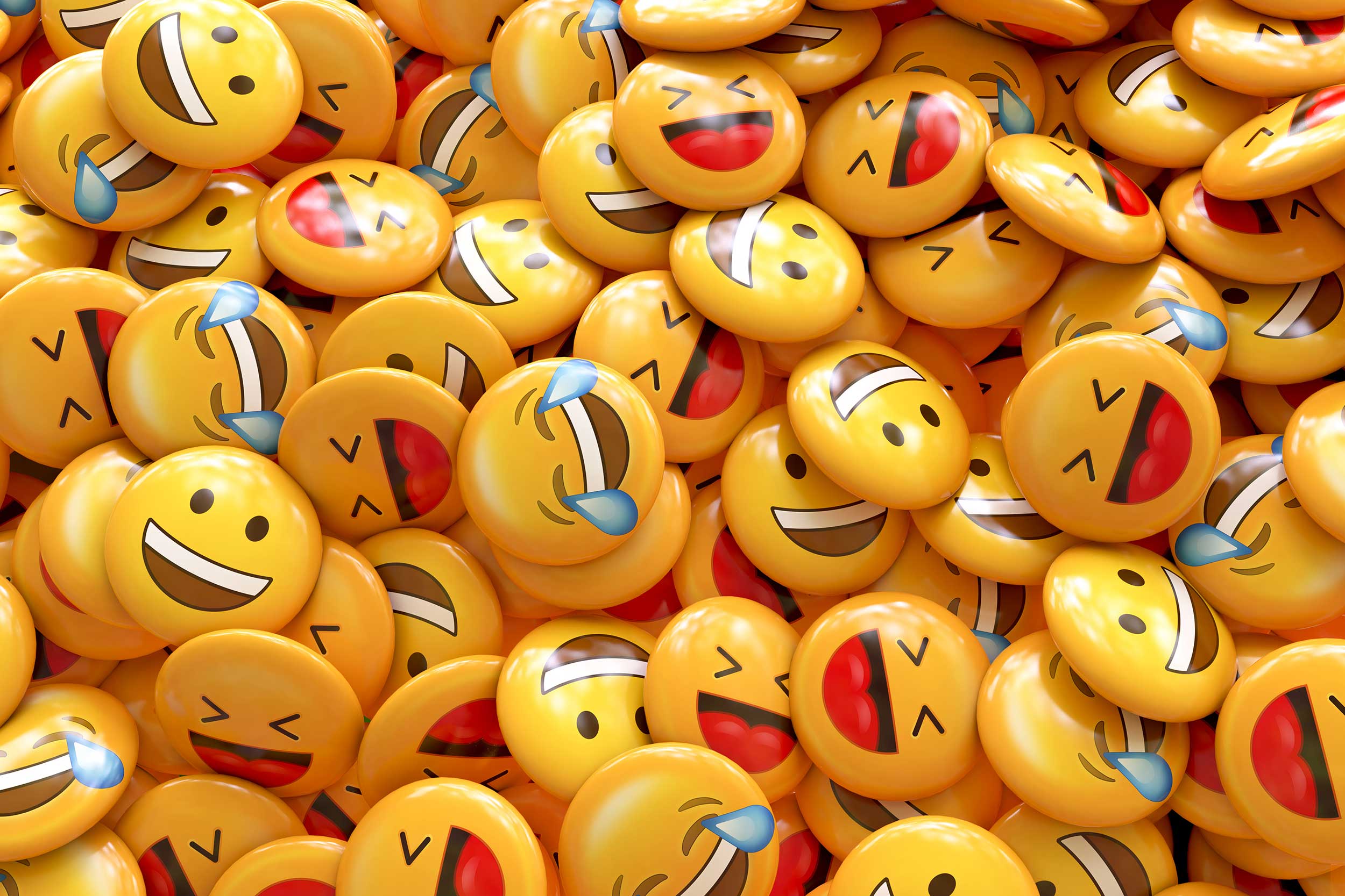 Hromada žlutých plackových odznaků se širokými úsměvy