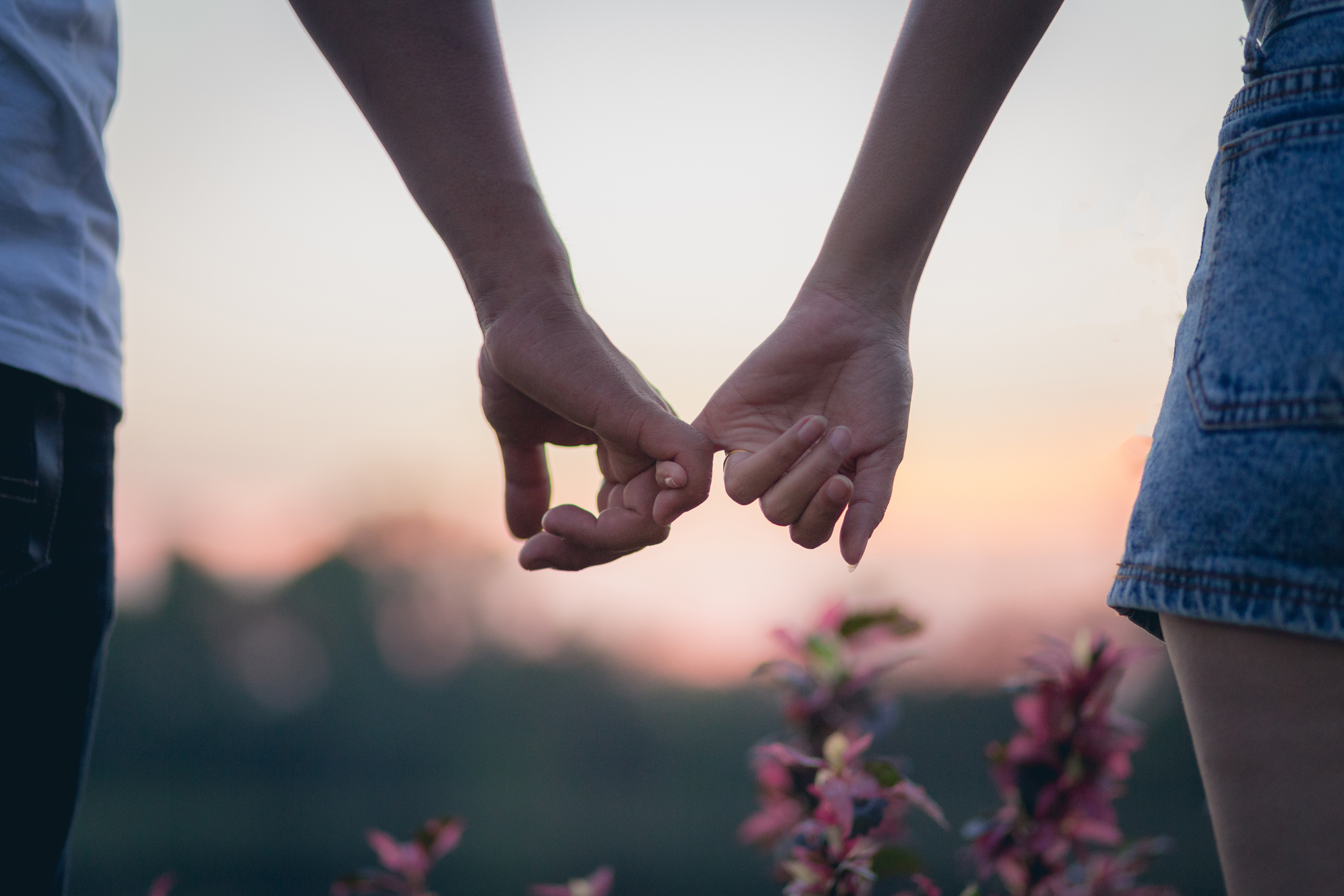 Holding love. Любовь навеки. Гармоничные отношения руки. Любовь навеки картинки. Наша любовь.