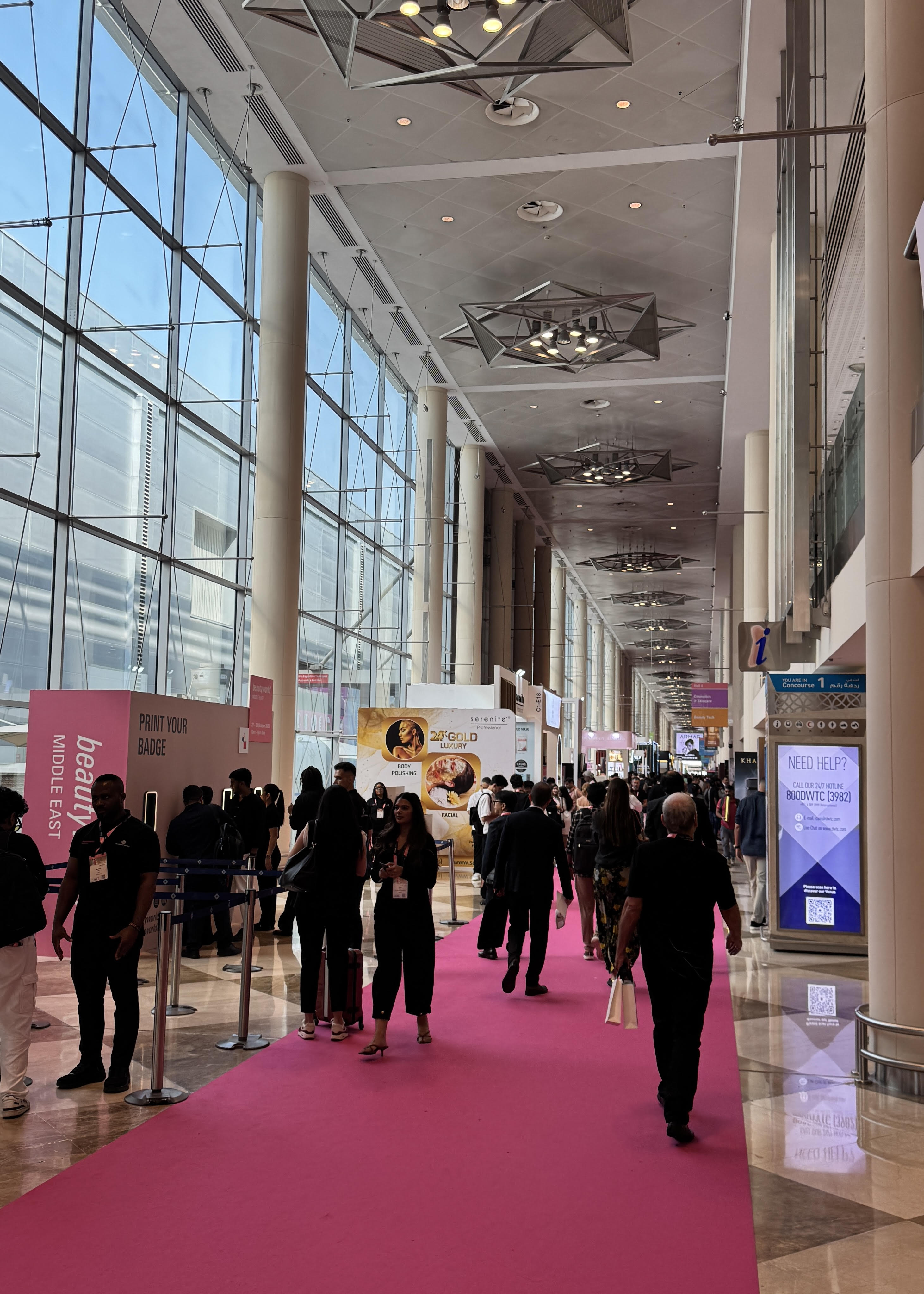 Interiér veletrhu Beautyworld Middle East 2025, lidé procházejí vysokými světlými halami