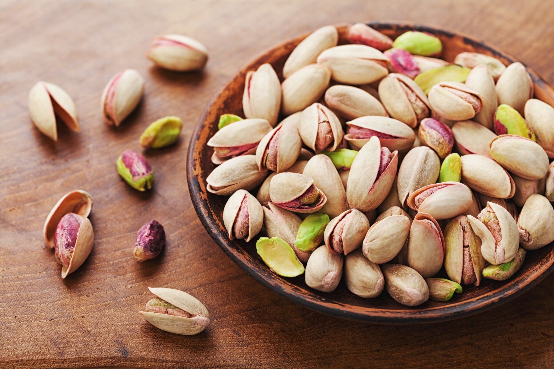 A bowl full of pistachio nuts
