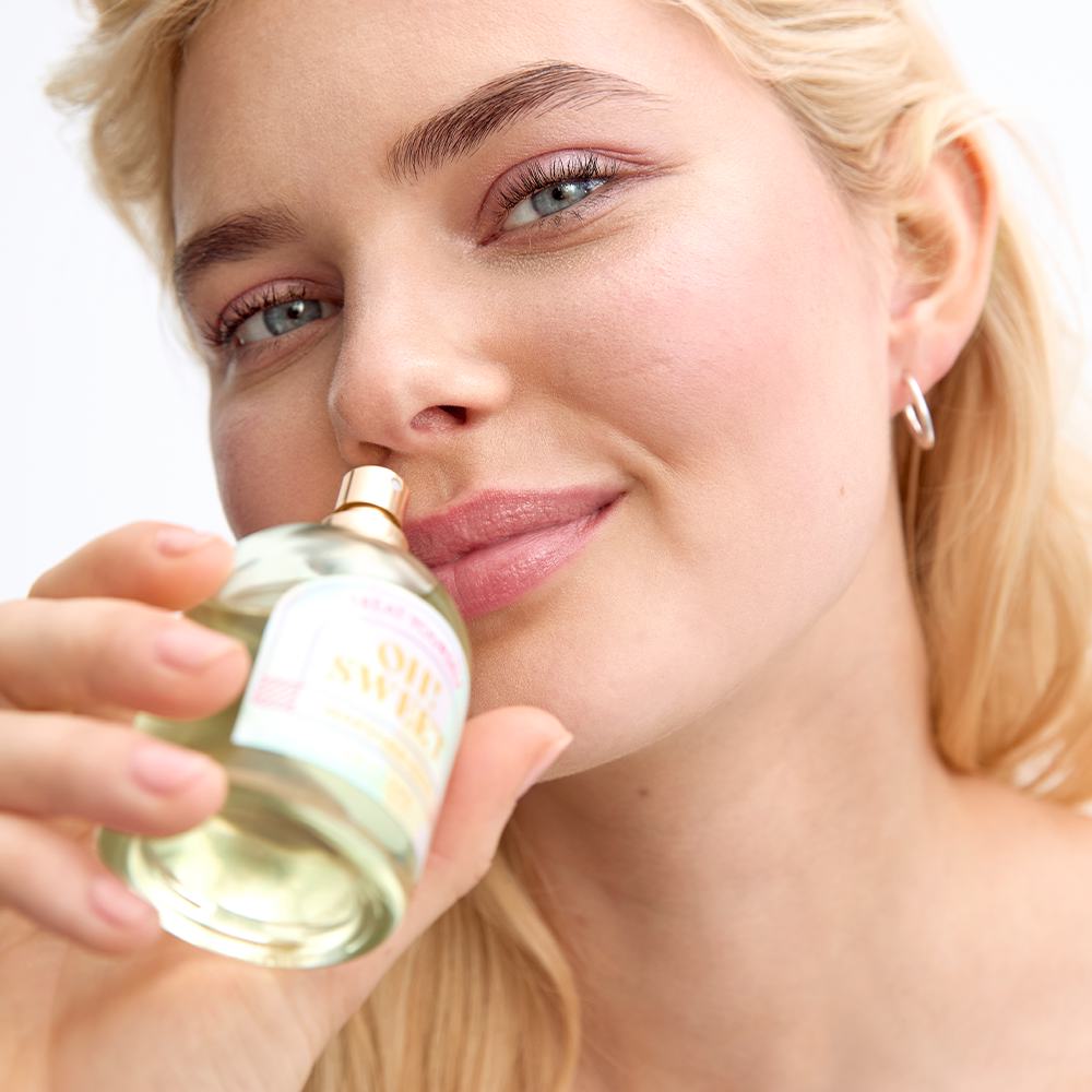 Oriflame Marshma-Love LE edt modelka držící flakon