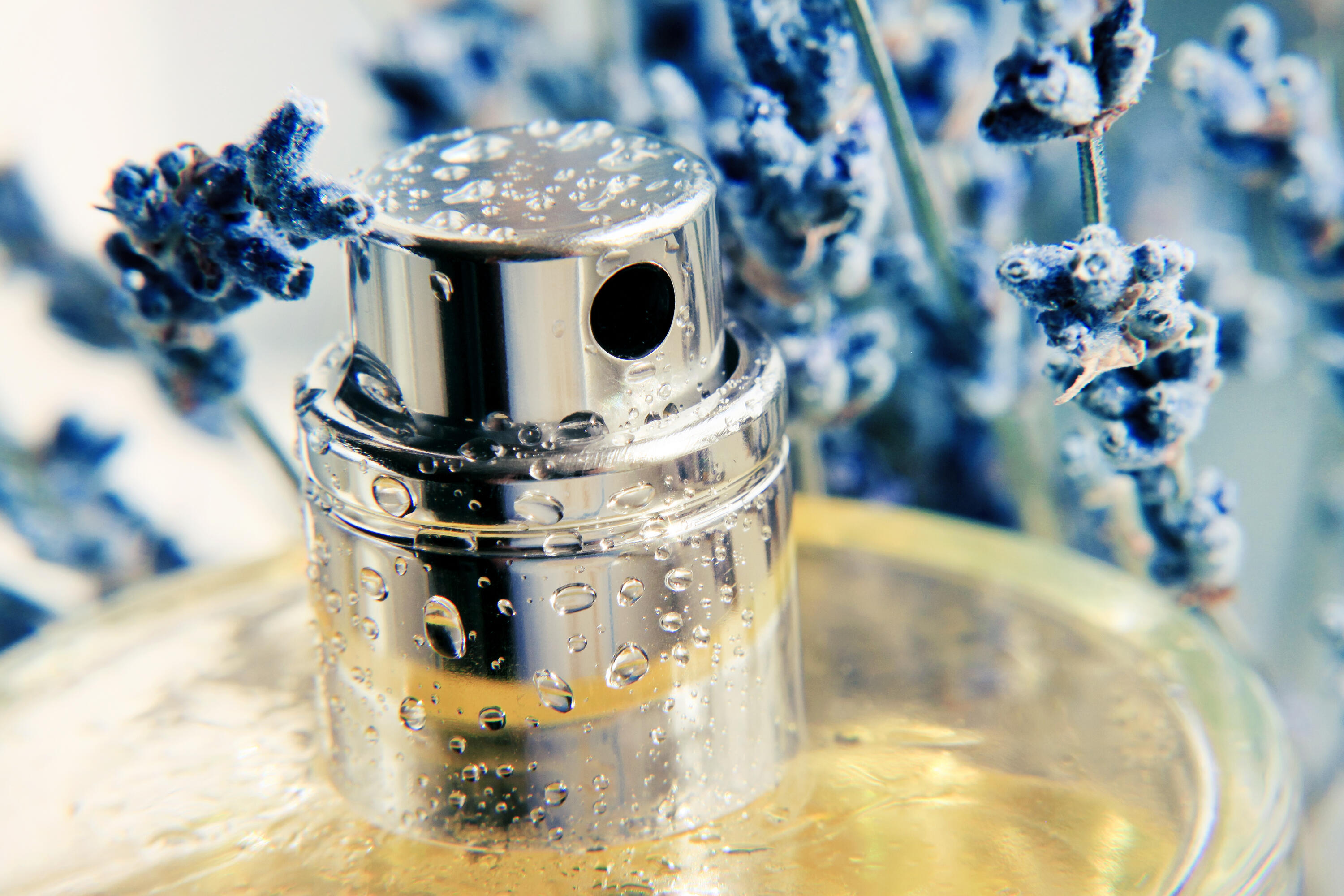 بطری عطر و ترکیبات معطر مورد استفاده در فرمولاسیون