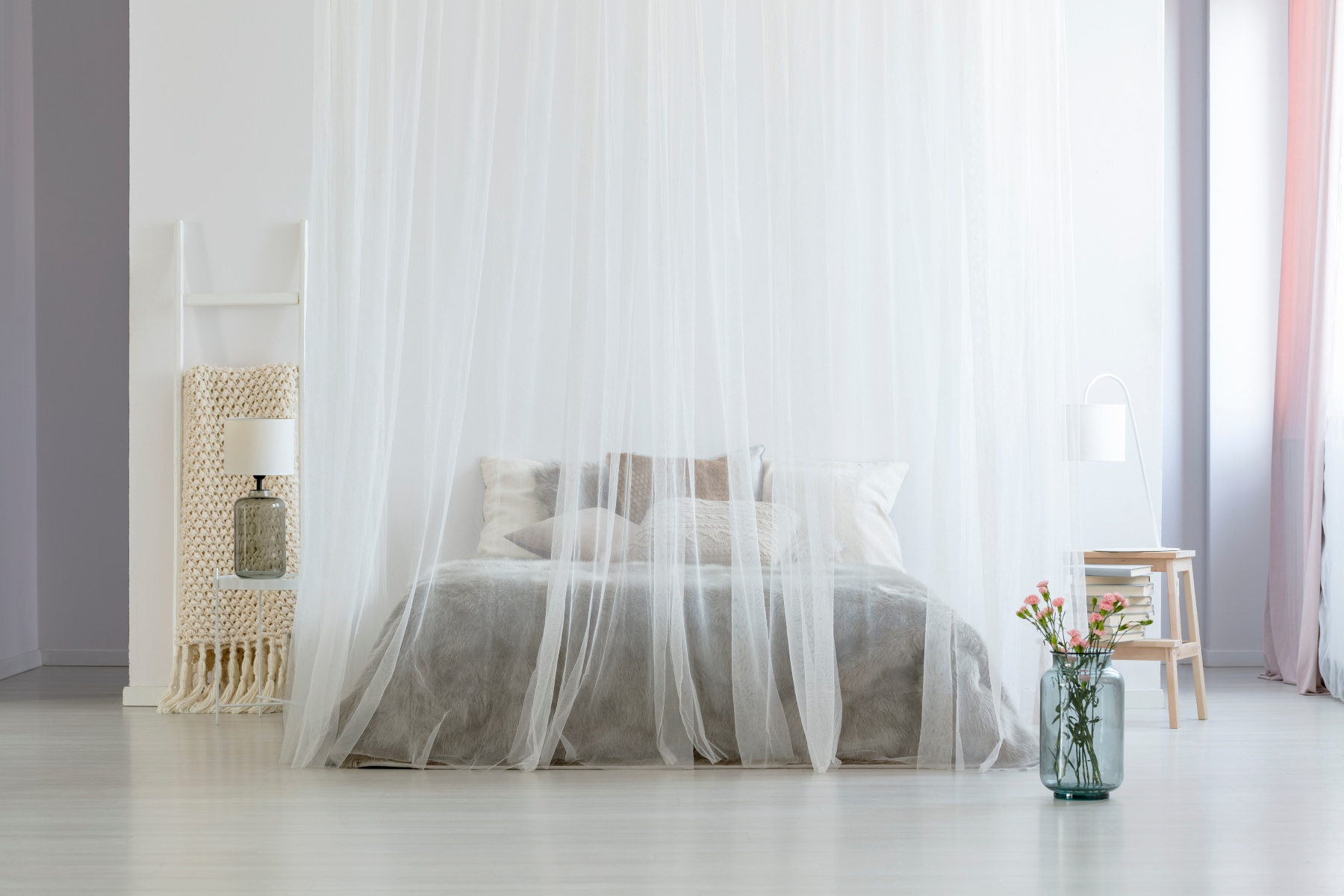 Postel s bílými závoji