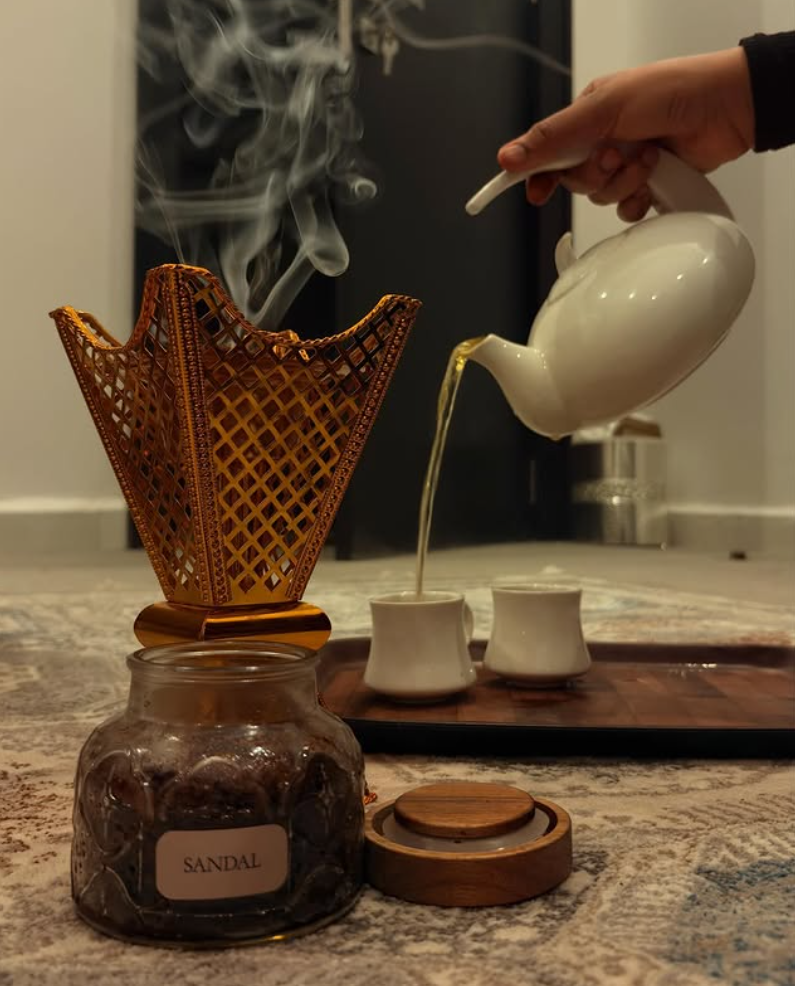 Kouř z bakhooru a čaj od Smokey Elixir