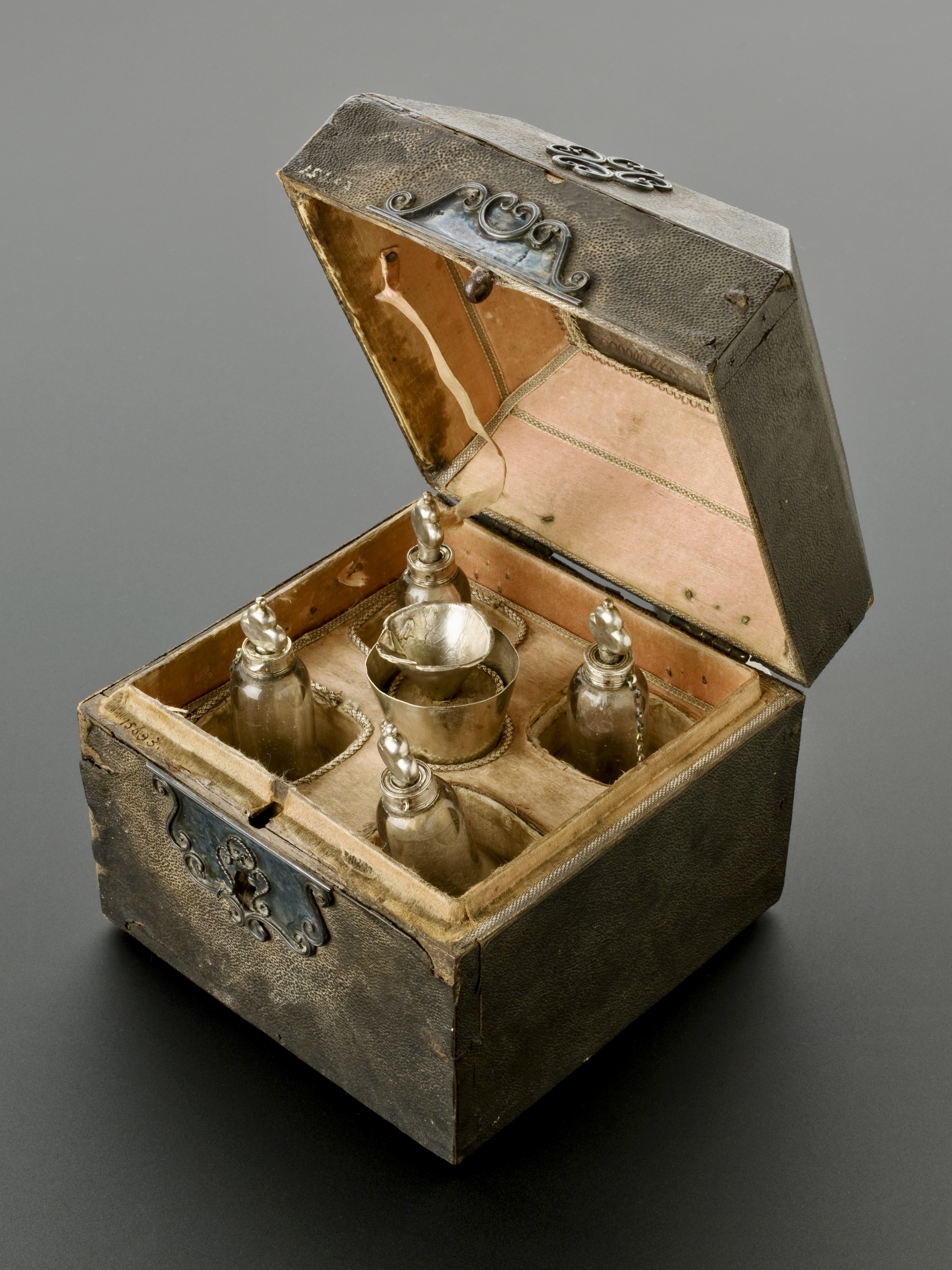 Leather covered perfume case, Netherlands, 1671-1700. Leather covered perfume case, Netherlands, 1671-1700. Credit ©Science Museum, London. Attribution 4.0 International (CC BY 4.0)