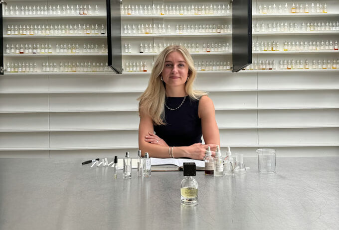 Sophie van Balen van Mmoire in het parfumlab