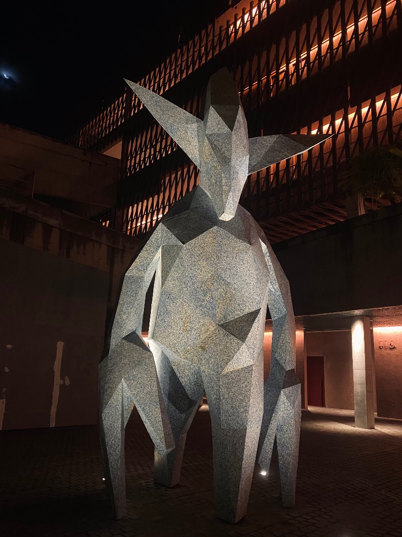 Скульптура River Warrior из 888 кг переработанного пластика