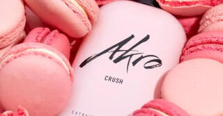 Crush من Akro: ثرثارة فاتنة