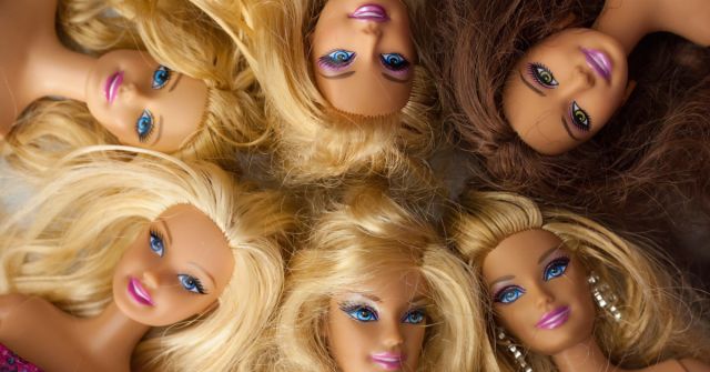 Hrátky s panenkami a parfémy