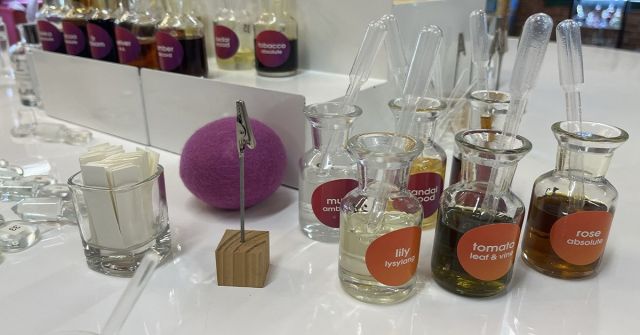 Vytvoření vlastního parfému v parfumerii Providence Perfume Co.