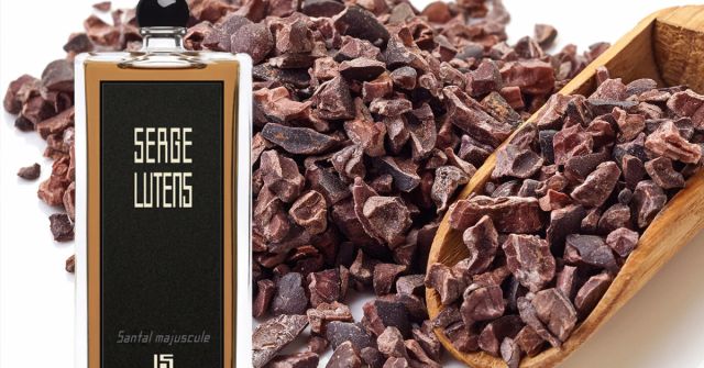 Serge Lutens Santal Majuscule: Santalové dřevo zavěšené v růžovo-kakakaovém želé