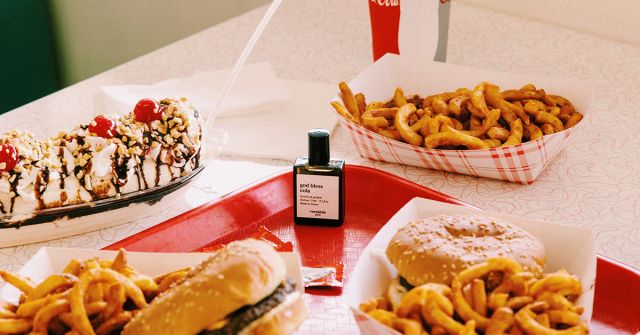 Versatile Paris: GOD BLESS COLA