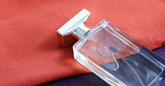 Tanagra by Violet – plátky broskve zabalené v papíru mokrého kosatce