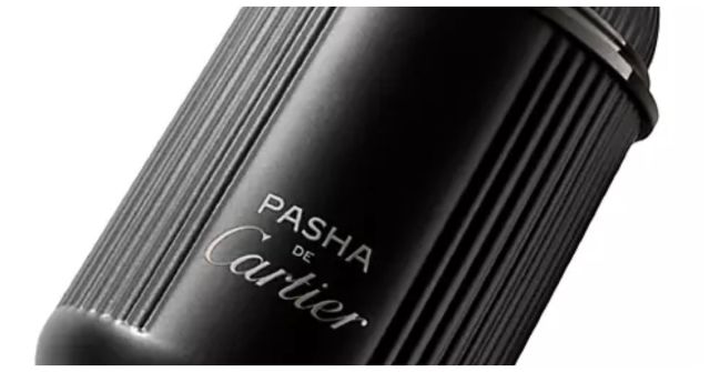 Pasha De Cartier Noir Absolu: Gumová halloweenská maska v místnosti plné voskových figurín
